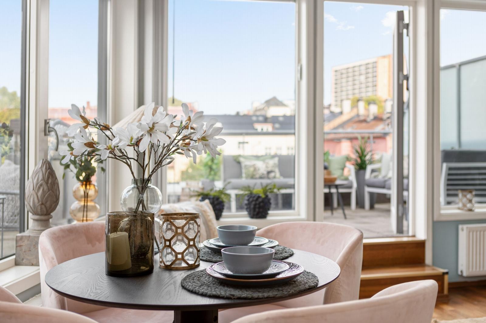 Fra spisestuen har man fritt utsyn ut mot takterrassen! Galleribilde