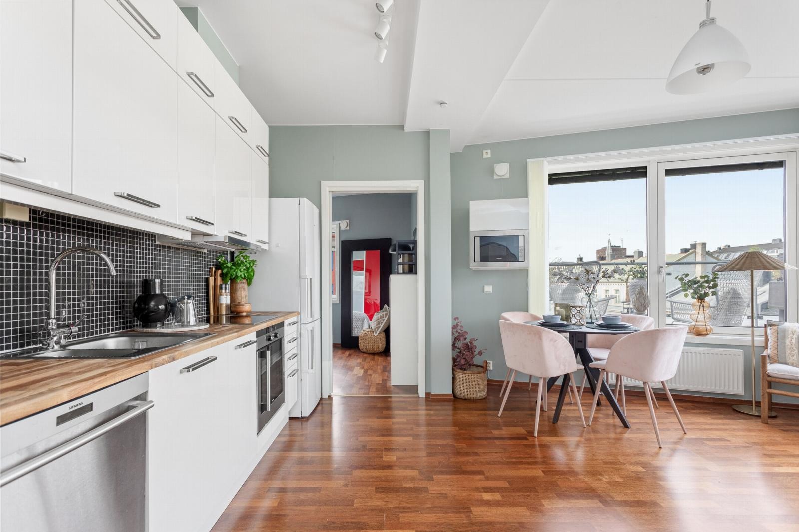 Leilighetens kjøkken ligger i åpen løsning mot stuen. Galleribilde