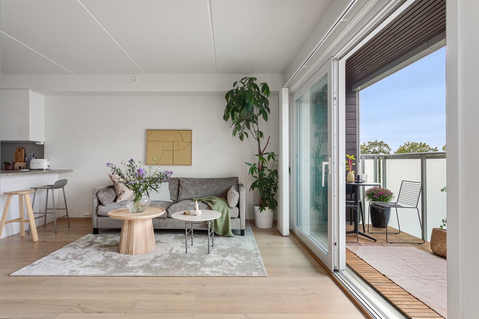 Den vestvendte balkongen har gode solforhold og det er i tillegg tilgang på felles takterrasse. Galleribilde