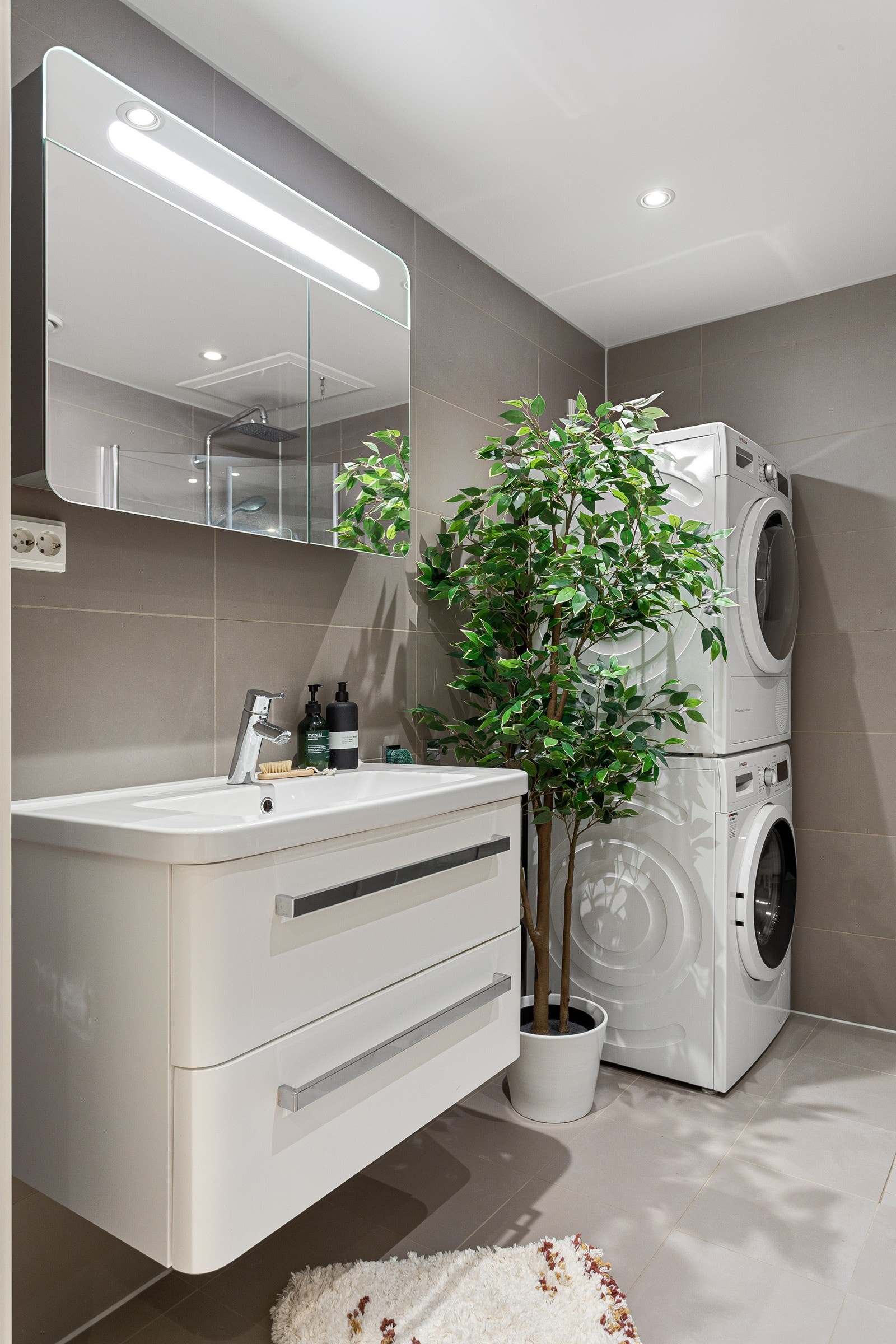 Badet er utstyrt med dusj, toalett og opplegg for vaskemaskin og tørketrommel. Galleribilde