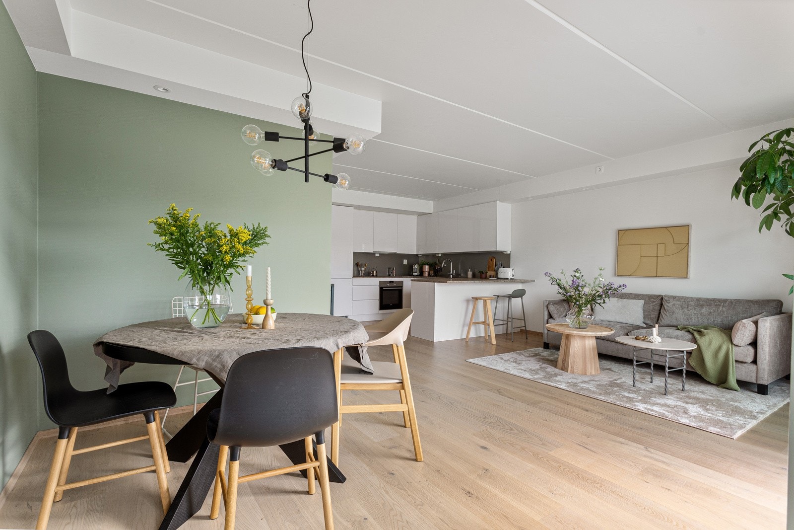Leiligheten har en rekke gjennomtenkte tilvalg. I tillegg har bygget nybygg-fasiliteter som heis, vannbåren varme i alle gulv, balansert ventilasjon og utbyggergaranti. Galleribilde