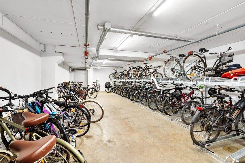 Leiligheten disponerer en egen kjellerbod og har tilgang på felles sportsbod. Galleribilde
