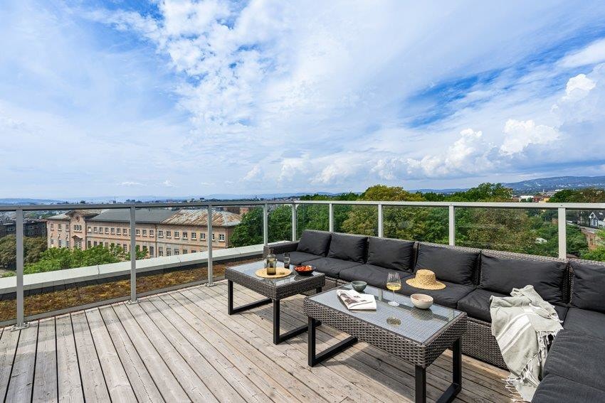 Fra nabo-oppgangen kommer man til borettslagets flotte felles takterrasse. Galleribilde
