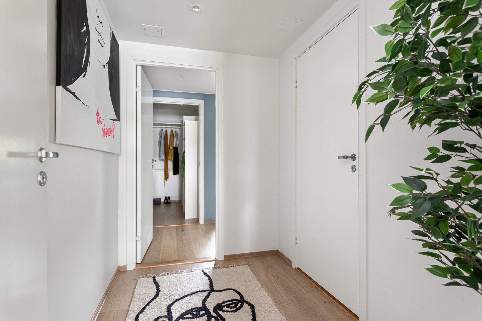 Praktisk mellomgang mellom stue/kjøkken og hovedsoverom. Galleribilde