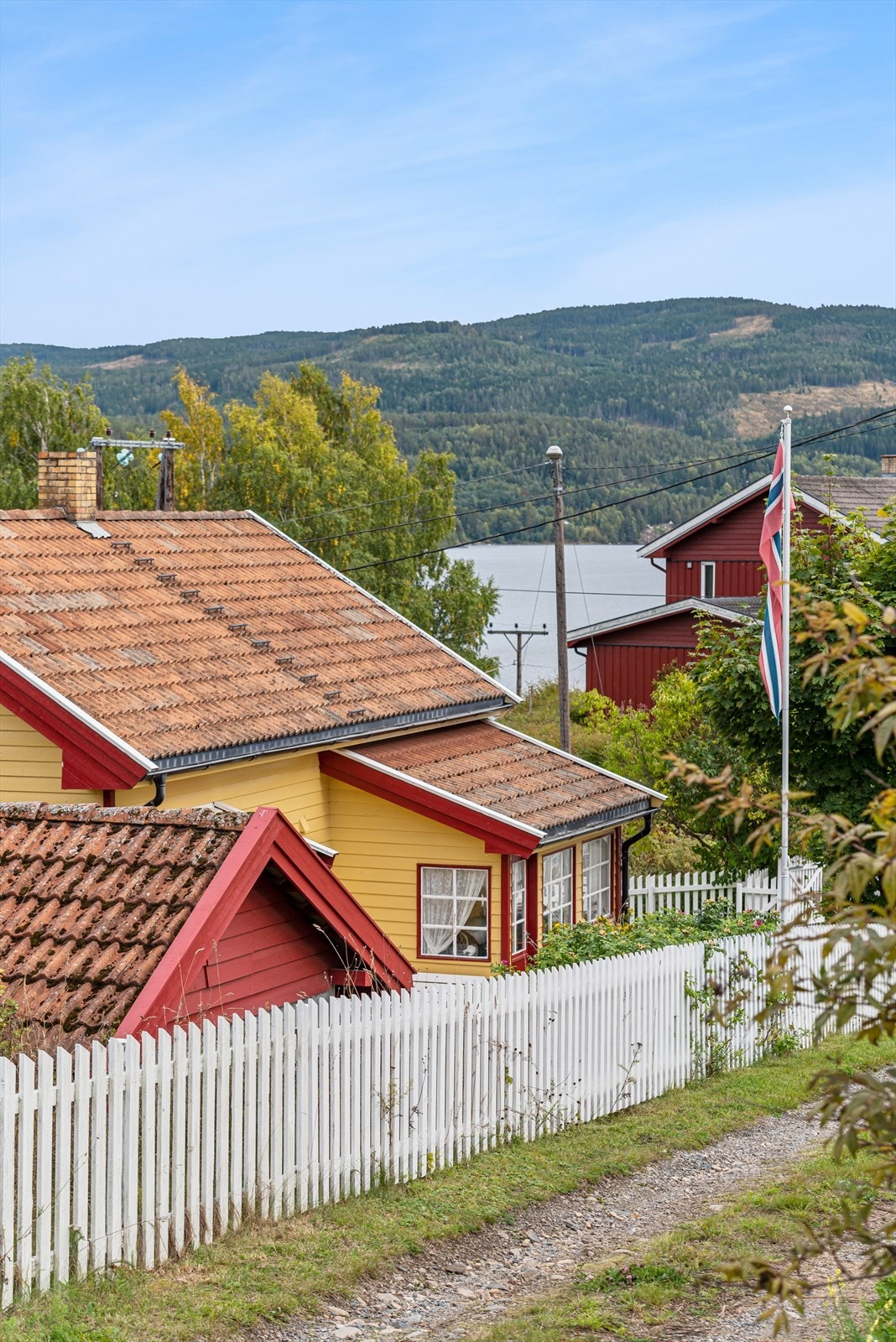 Mjøsa ligger like ved huset. Galleribilde