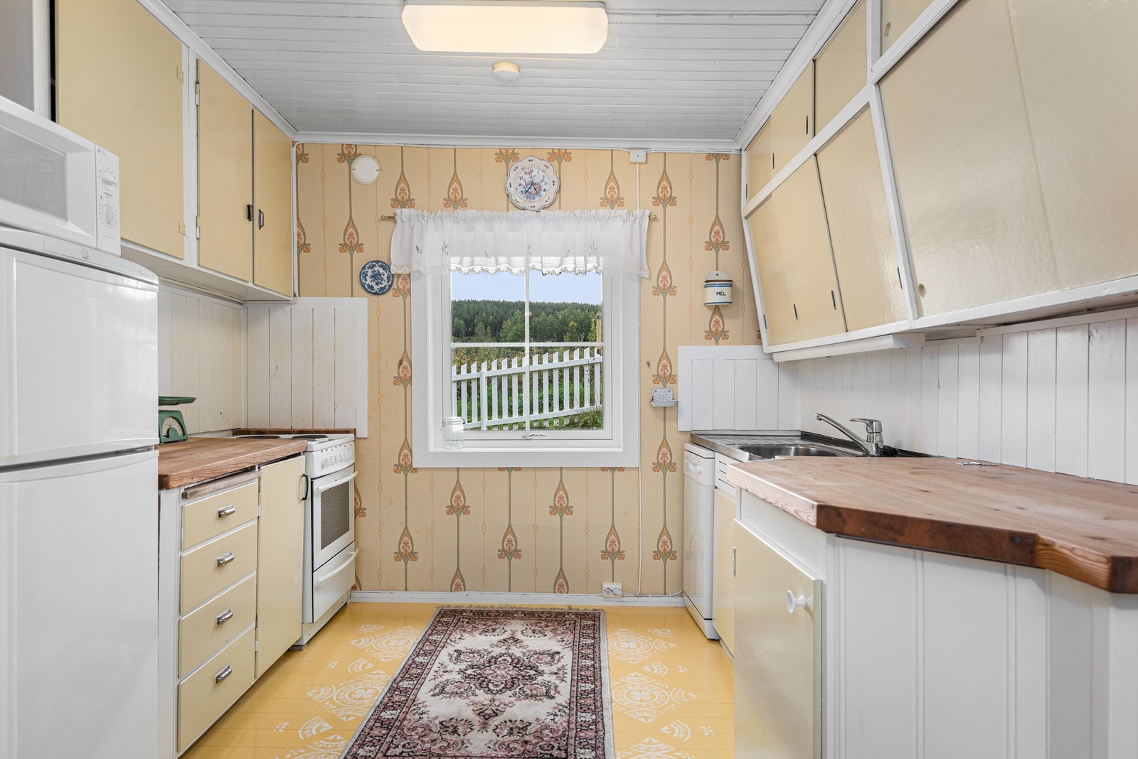 Eldre sjarmerende innredning med heltre skrog og heltre benkeplate med benkebeslag og oppvaskkum i rustfritt stål. Plass for frittstående hvitevarer. Galleribilde