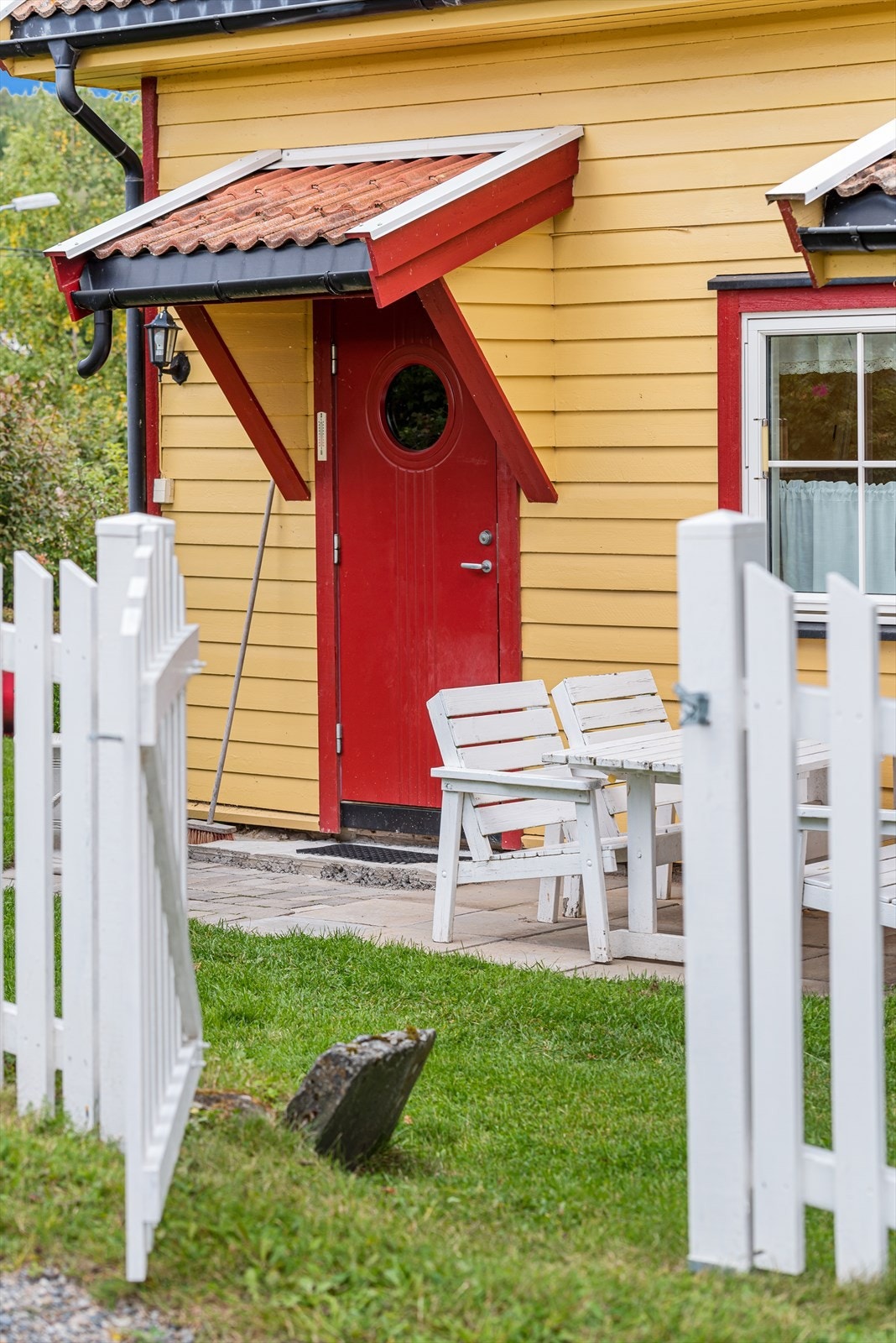 Via delvis overbygget inngangsparti kommer man inn i gangen Galleribilde