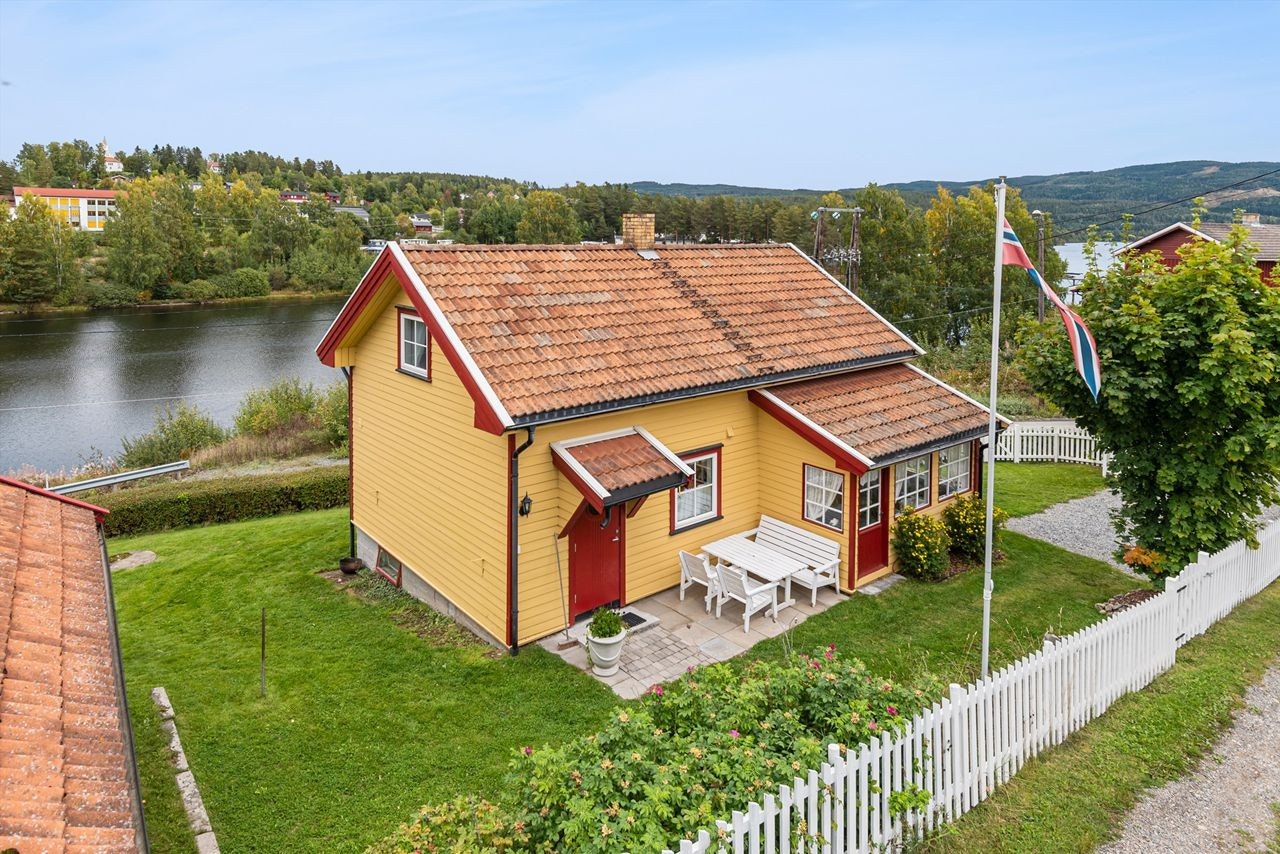 Velkommen til Kongspartvegen 59 på Tangen!
Mindre enebolig med sentral beliggenhet på Tangen. Bolig opprinnelig oppført rundt 1900 over 1 1/2 etasje. Galleribilde