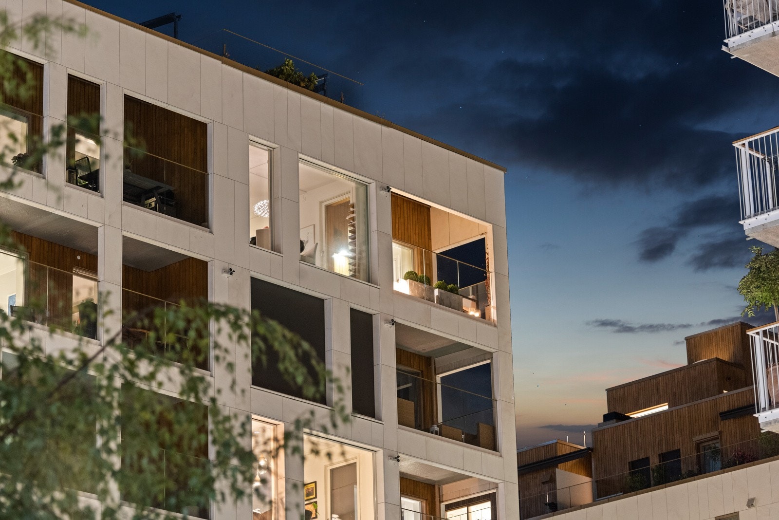 Leiligheten sett fra bakkeplan på kveldstid Galleribilde