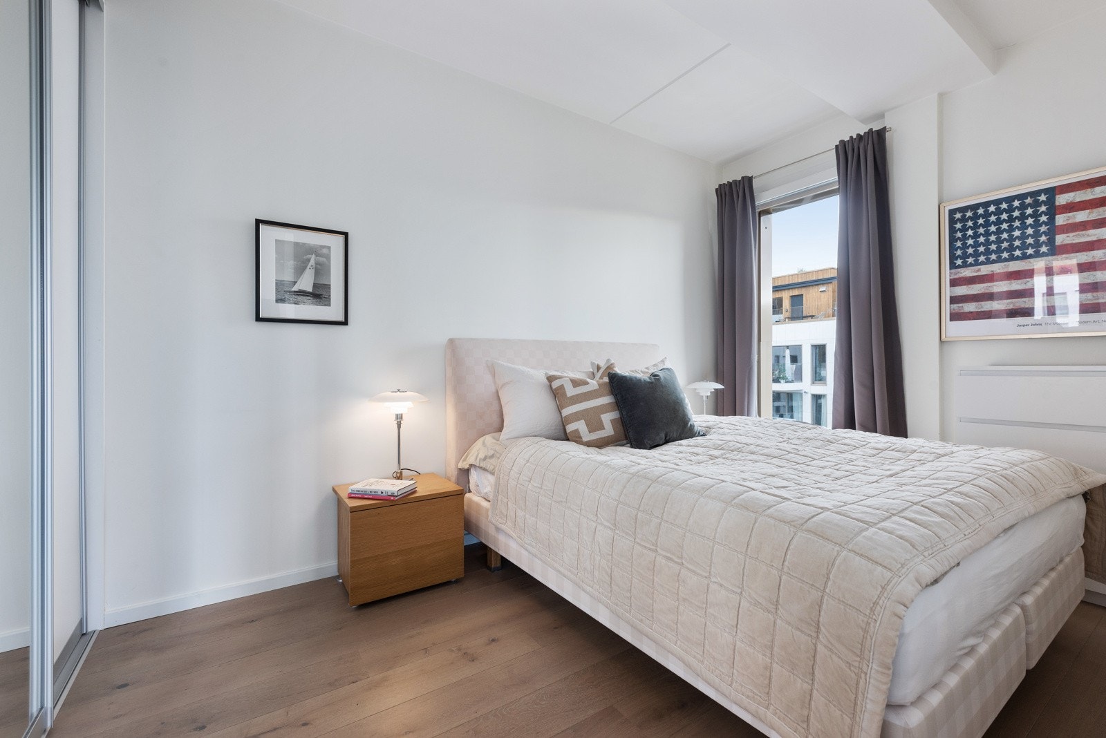 Soverom II har adkomst fra stuen, og er i likhet med hovedsoverommet utsyrt med skyvedørsgarderobe Galleribilde