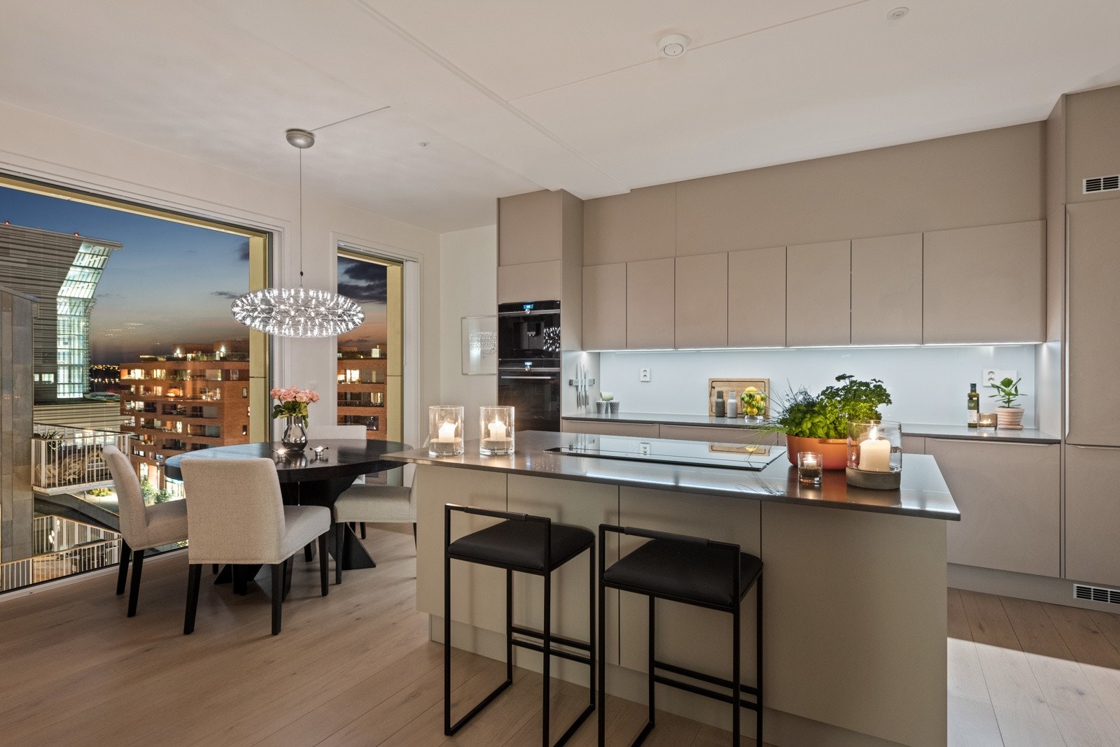 Lekkert og påkostet kjøkken fra HTH med stor og praktisk kjøkkenøy Galleribilde