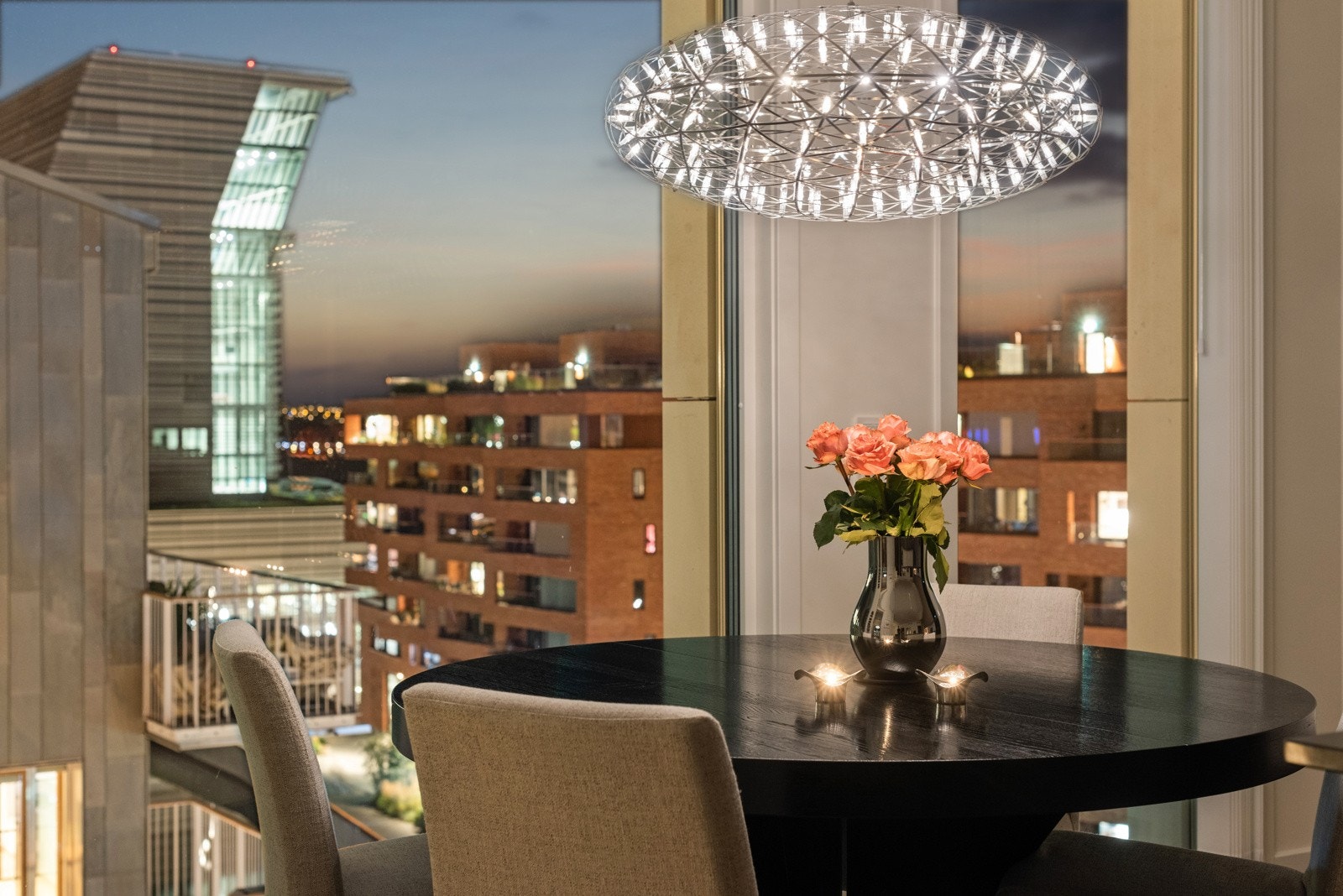 Den flotte utsikten kan nytes fra middagsbordet Galleribilde