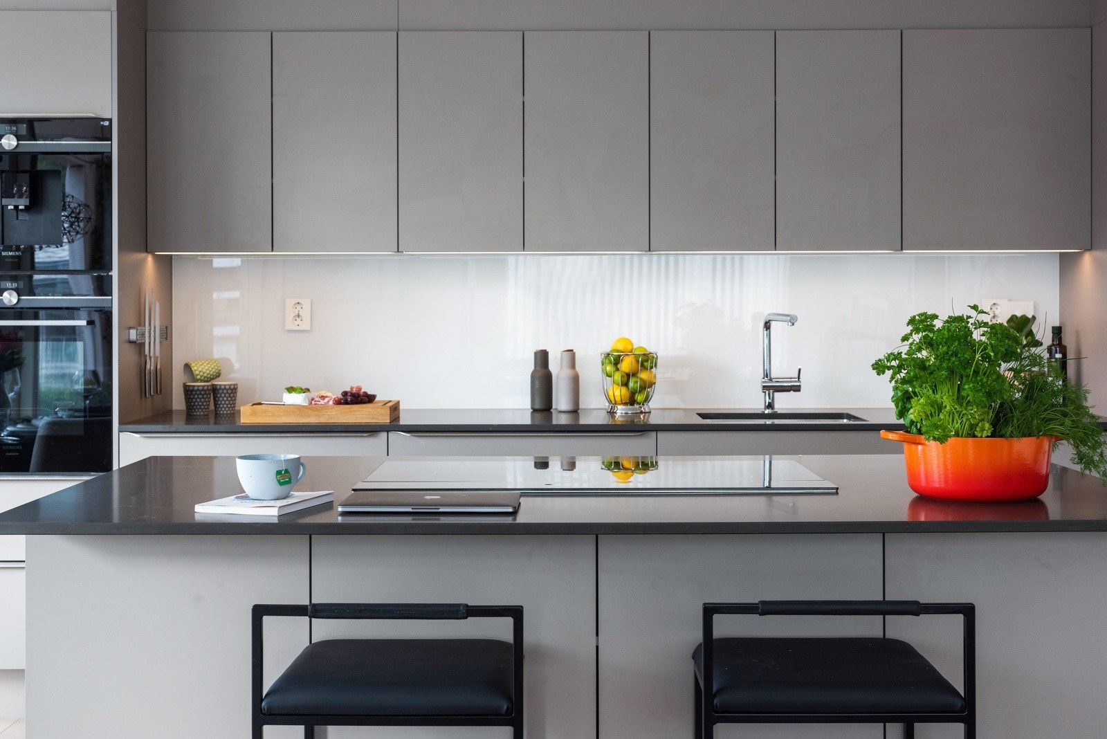 Lekker benkeplate (20mm) i Caesarstrone Pietra Grey gir ett eksklusivt uttrykk Galleribilde