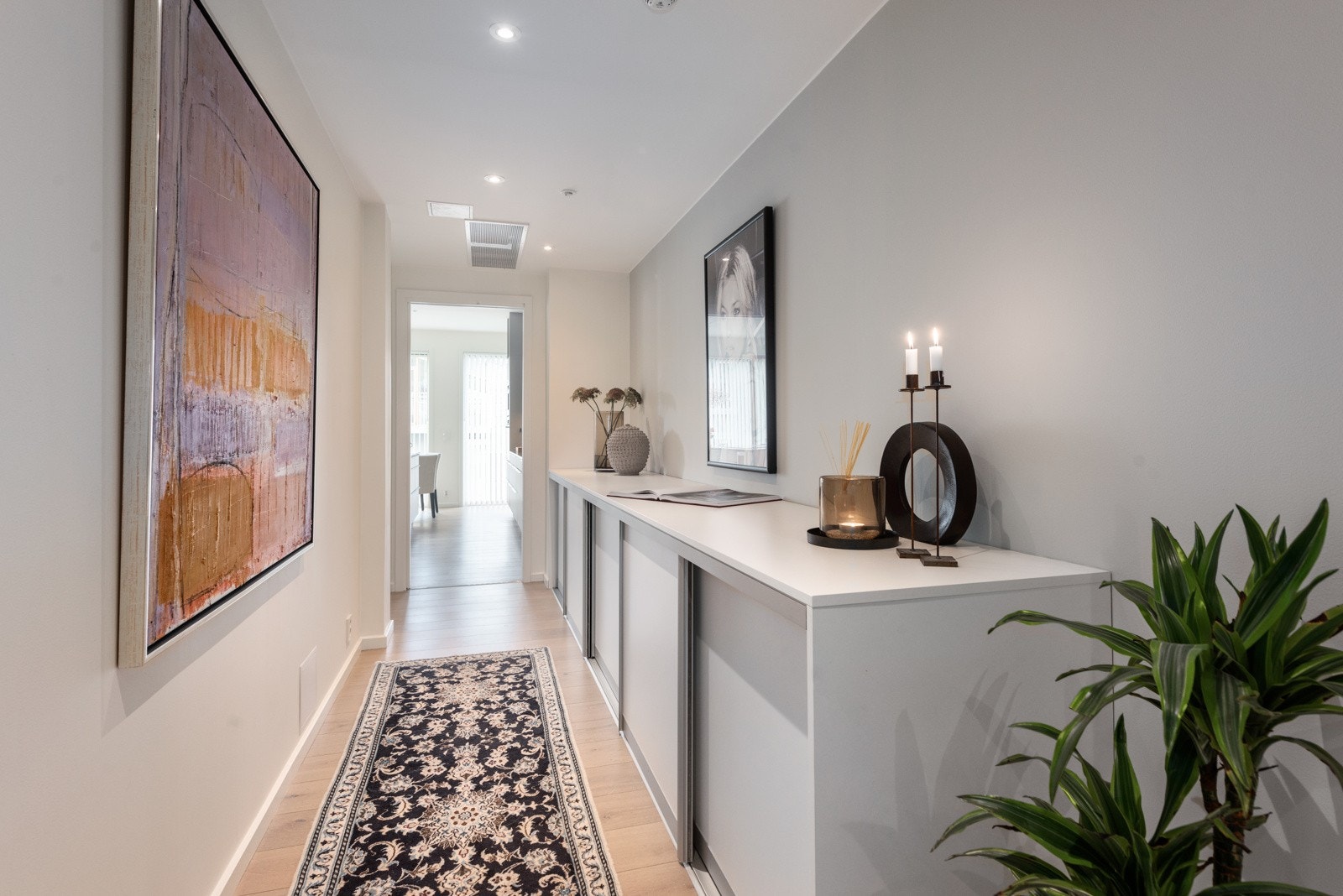 Stor og lys gang mellom stue/kjøkken og entré Galleribilde