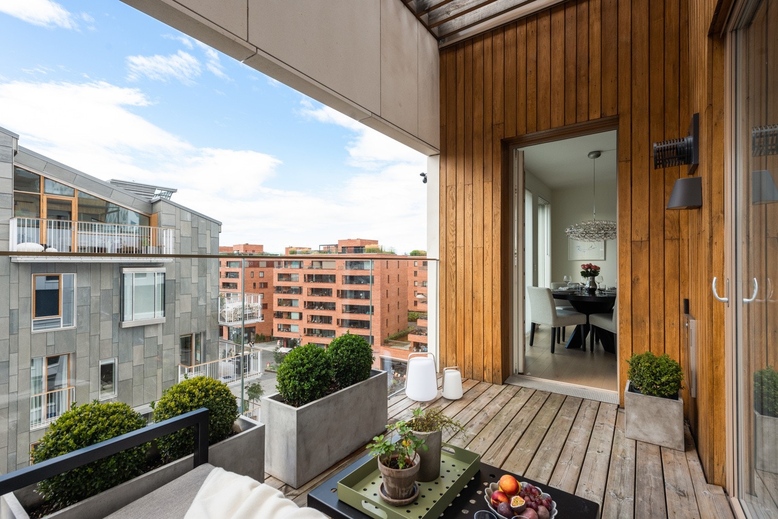 Her har du plass til både spisebord og loungegruppe. Gassuttak til grill Galleribilde