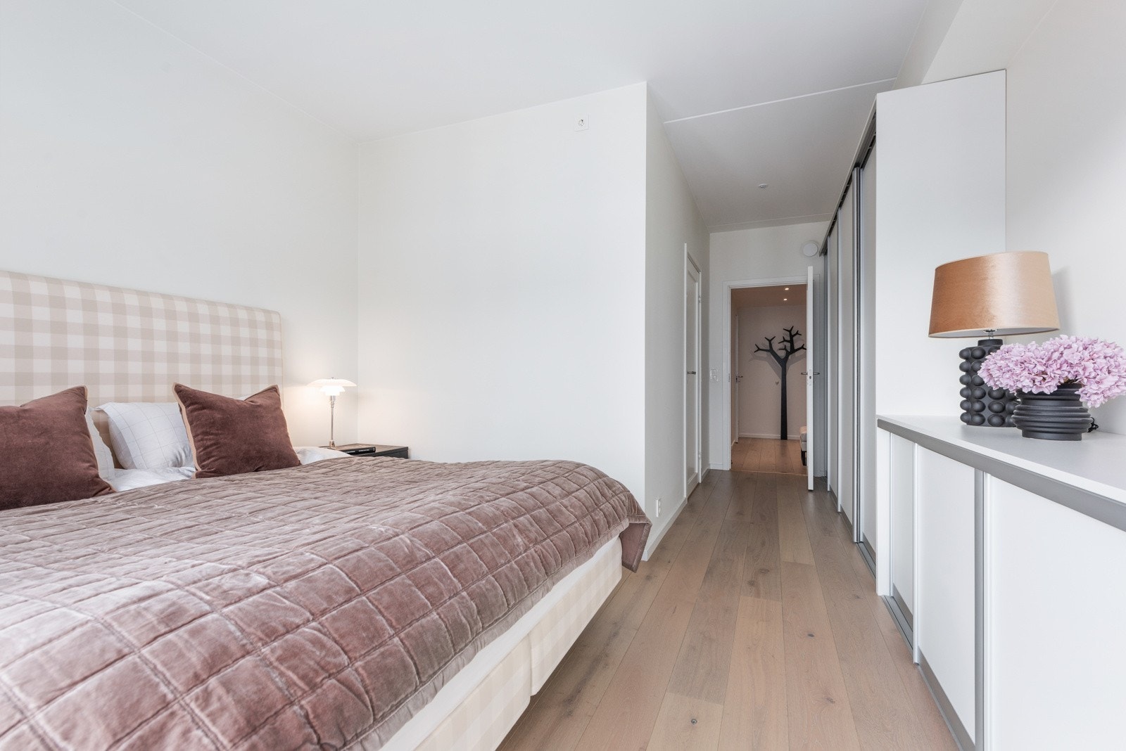 Rikelig med lagringsplass i skap og skyvedørsgarderobe Galleribilde