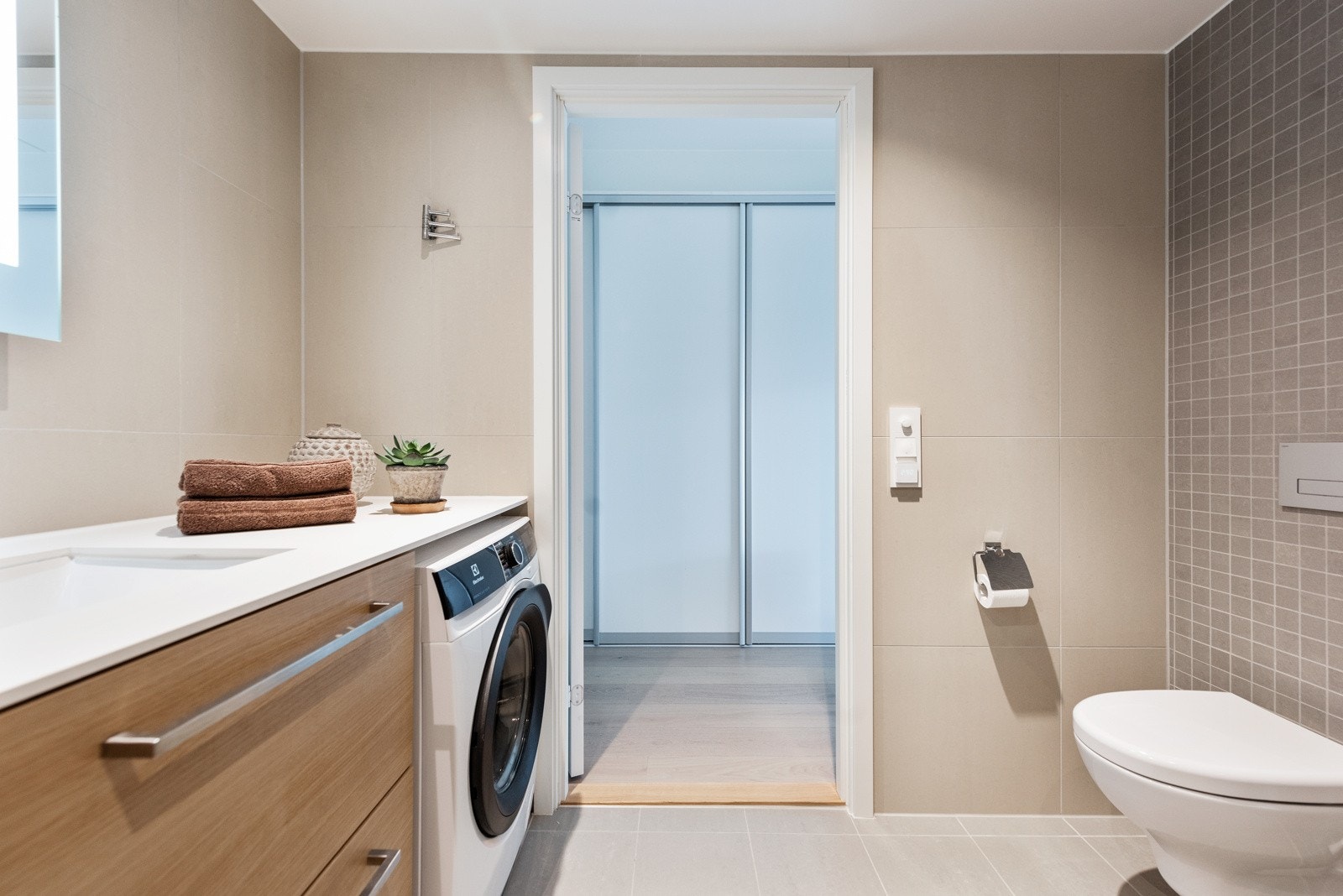 Delikat og oppgradert hovedbad i tilknytning til hovedsoverom Galleribilde