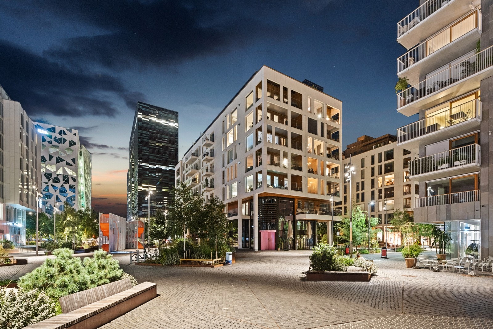 Dronninglunden består av flott arkitektur i tilknytning til sjønær beliggenhet Galleribilde