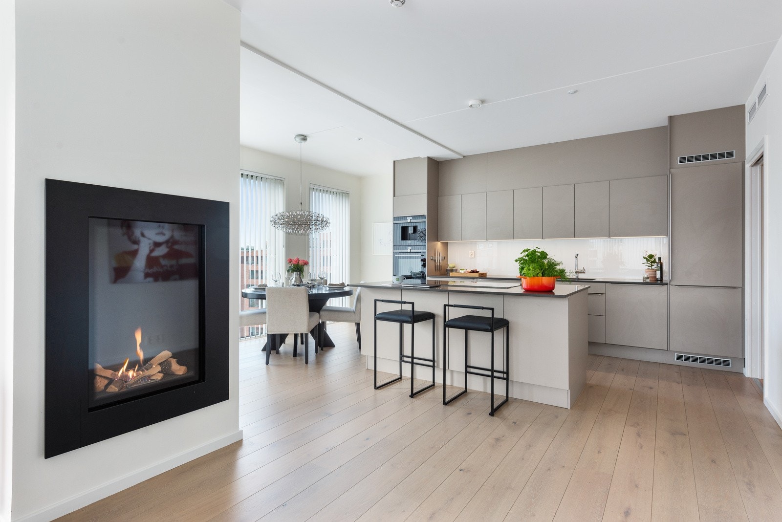 Moderne og energibesparende løsninger som vannbåren gulvvarme og balansert ventilasjon sikrer et godt inneklima, sommer som vinter Galleribilde