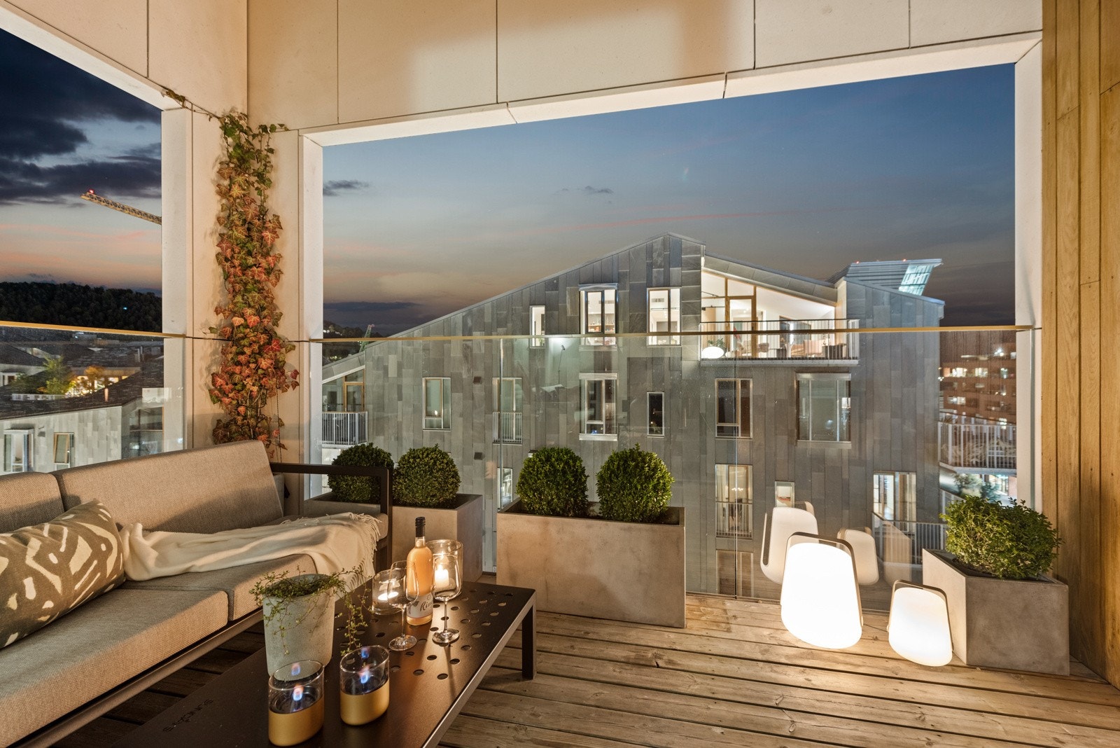 Særdeles lekker og påkostet hjørneleilighet med flott sydvendt balkong Galleribilde