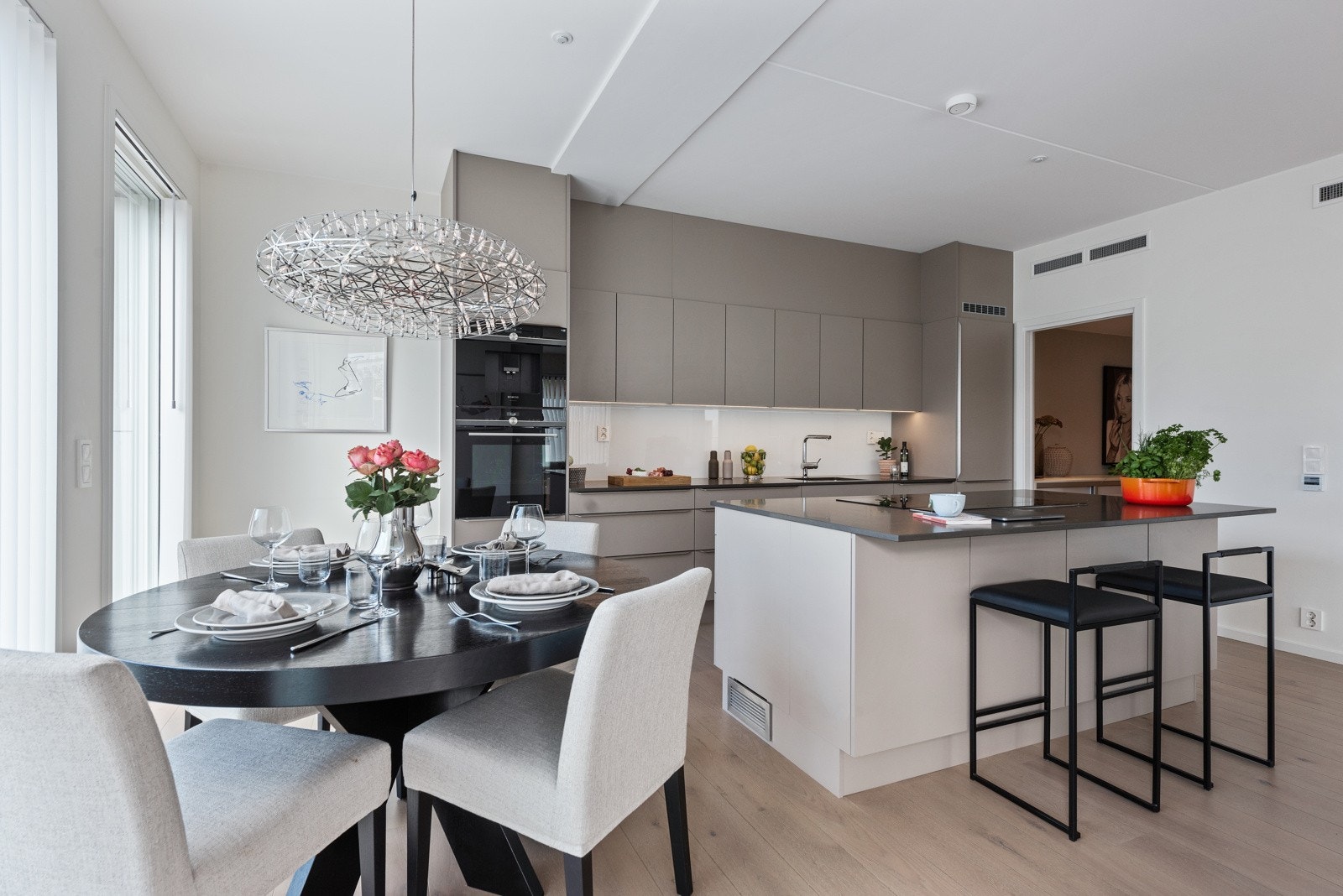 Lekkert og stilrent HTH kjøkken fra 2019. Kjøkkeninnredning med glatte fronter og benkeplate i stein Galleribilde