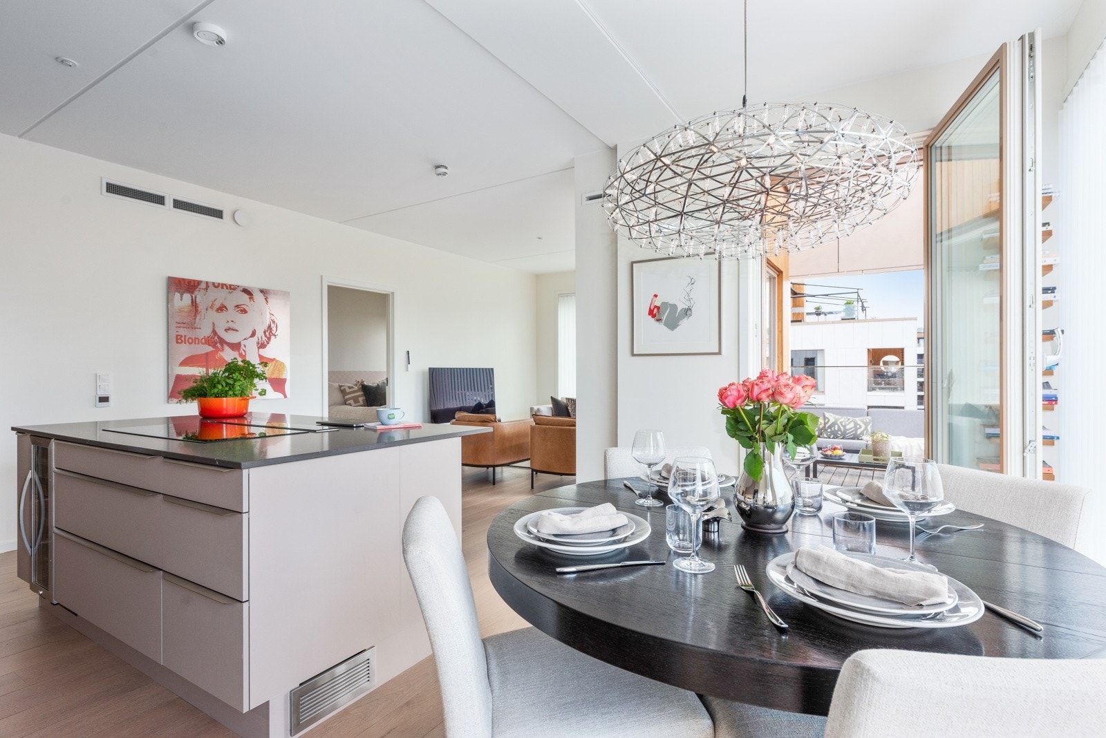 Det er også tilgang til balkongen fra kjøkkenet Galleribilde