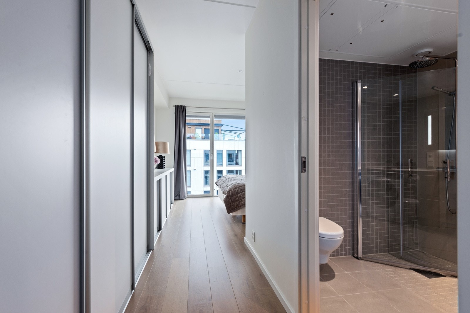 Fra entréen kommer man inn i mastersuiten med eget baderom Galleribilde