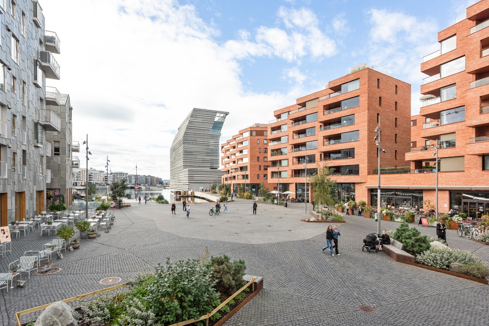I kombinasjon av sjøen i front og sentral beliggenhet, er det ikke uten grunn at Bjørvika er blitt et svært populært boligområde Galleribilde