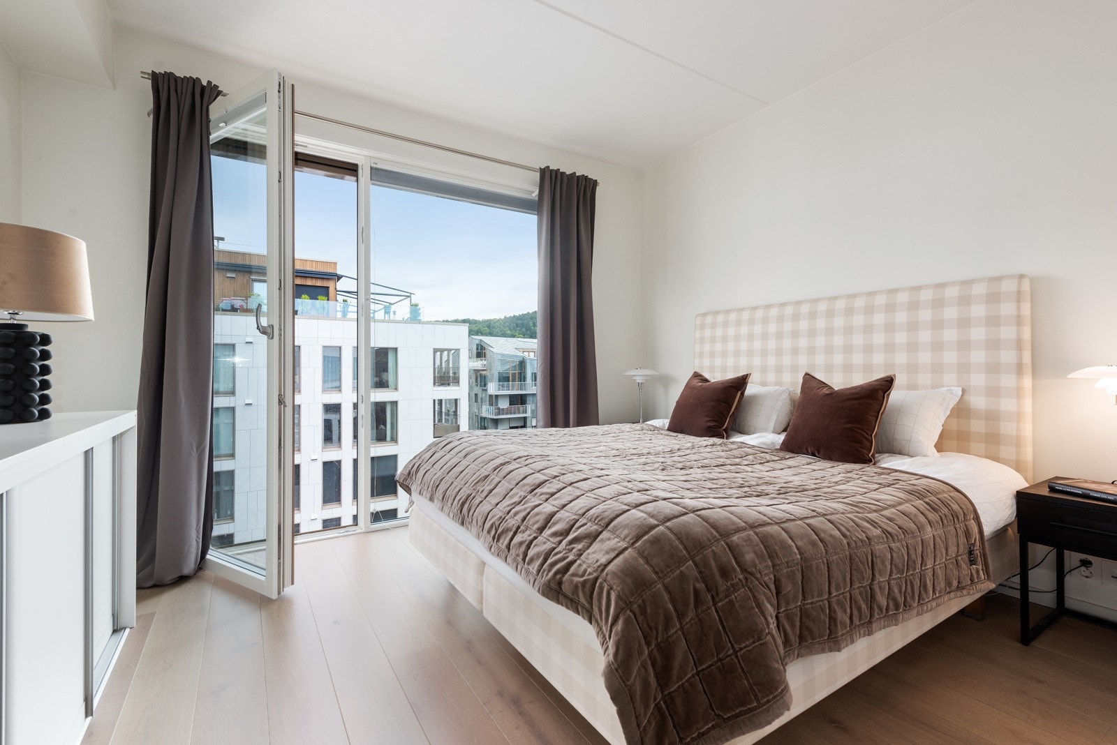 Flott hovedsoverom med store vindusflater og fransk balkong som sørger for gode luftemuligheter Galleribilde