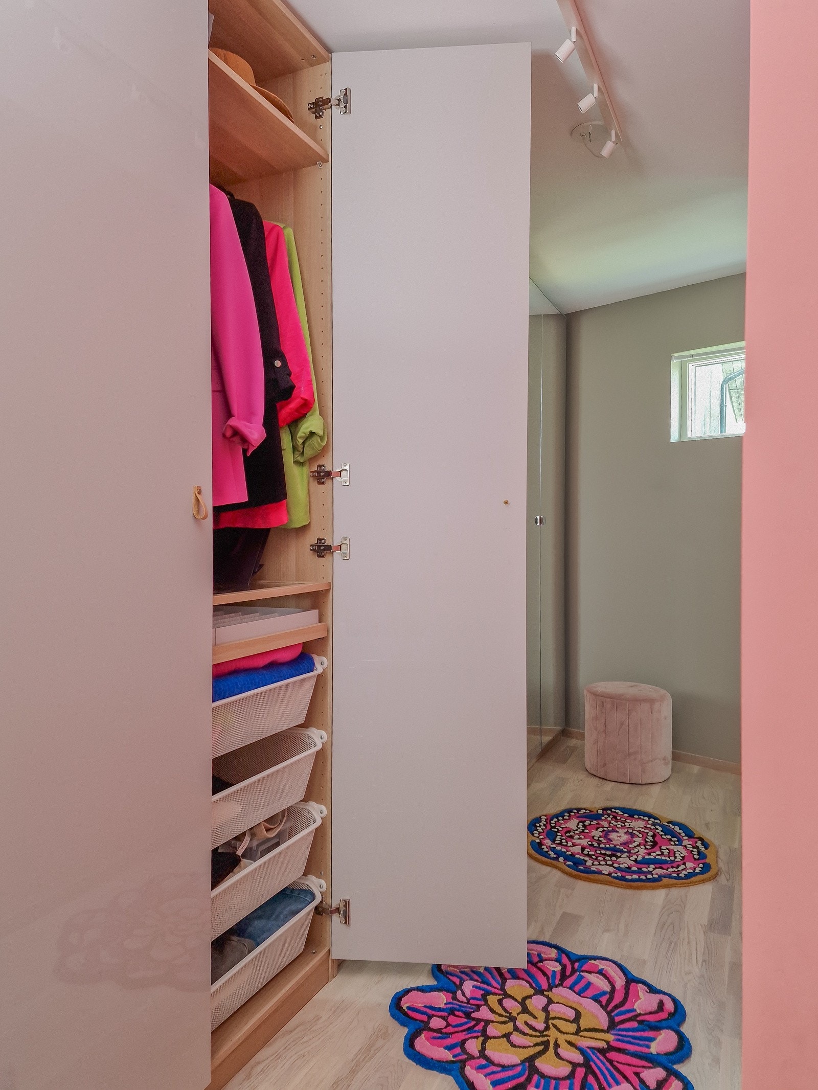 Stor garderobe gir god plass til oppbevaring av klær. Galleribilde