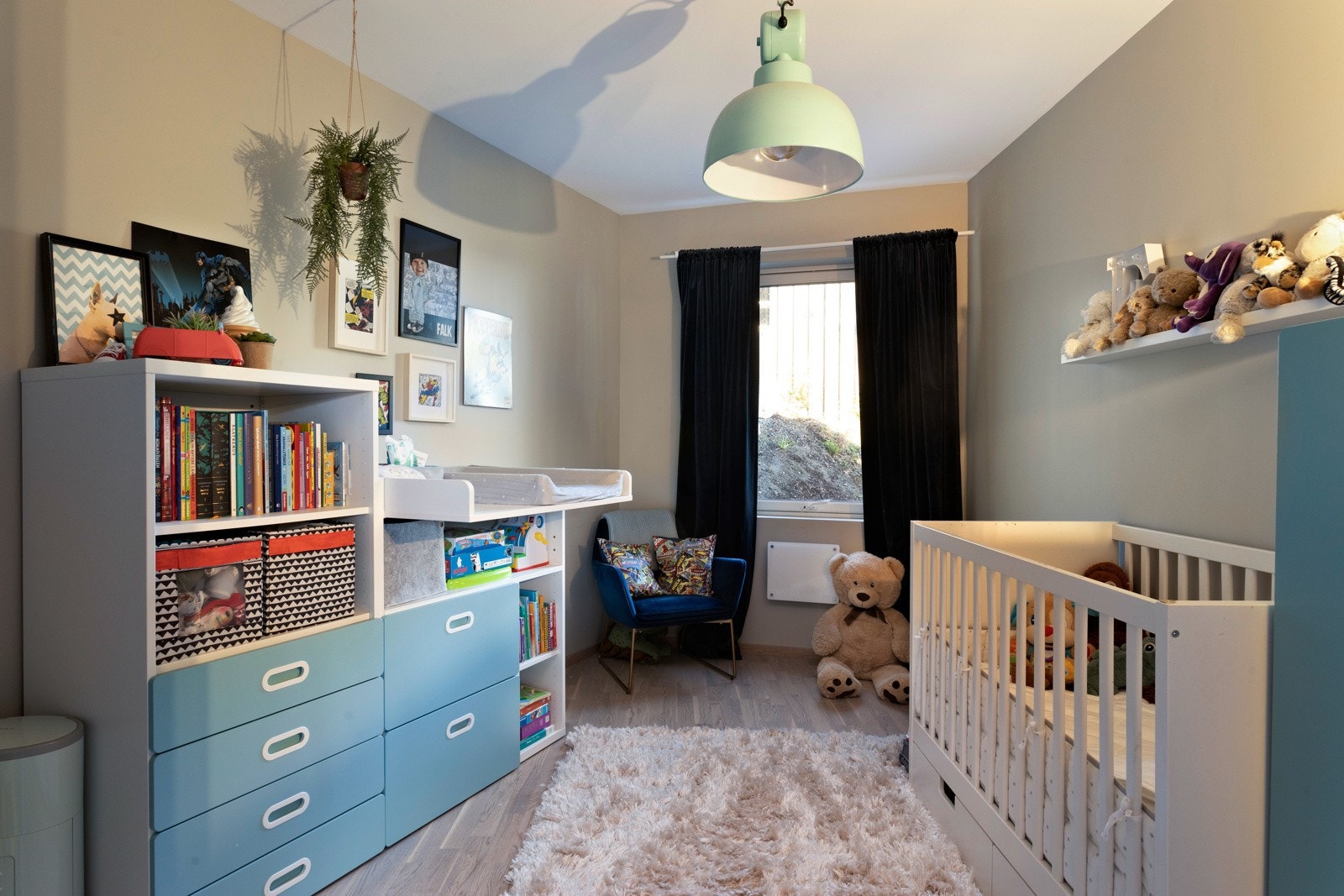 Barnerom vegg i vegg med hovedsoverom. Galleribilde