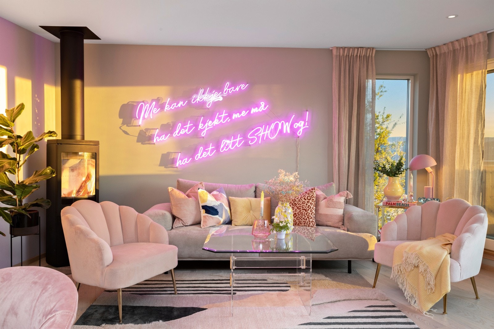 Vinduer i alle himmelrettninger sørger for et fantastisk lys i stuen. Galleribilde