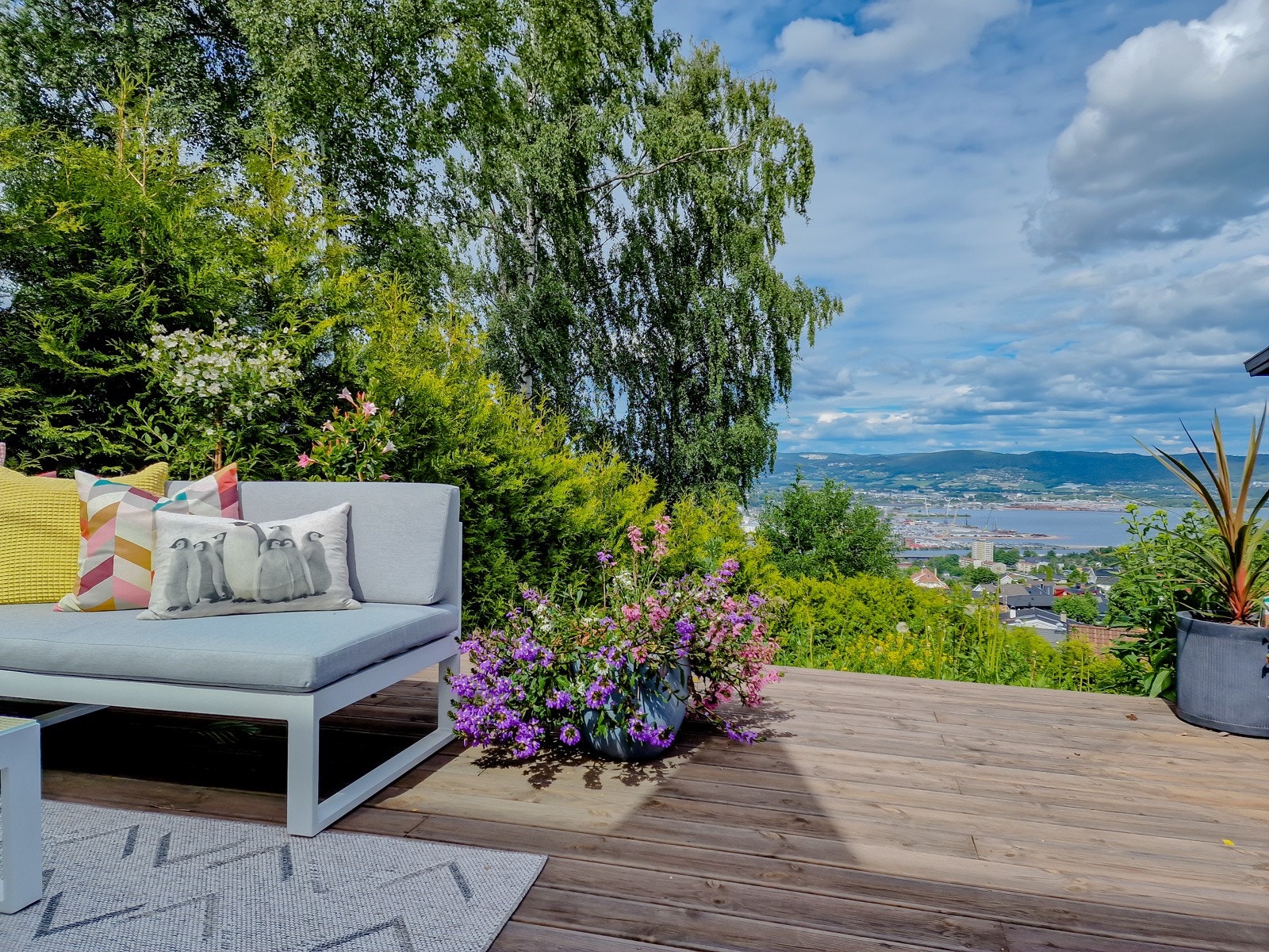 Terrassen er nyoppført i 2022 og har god plass til flere soner. Galleribilde