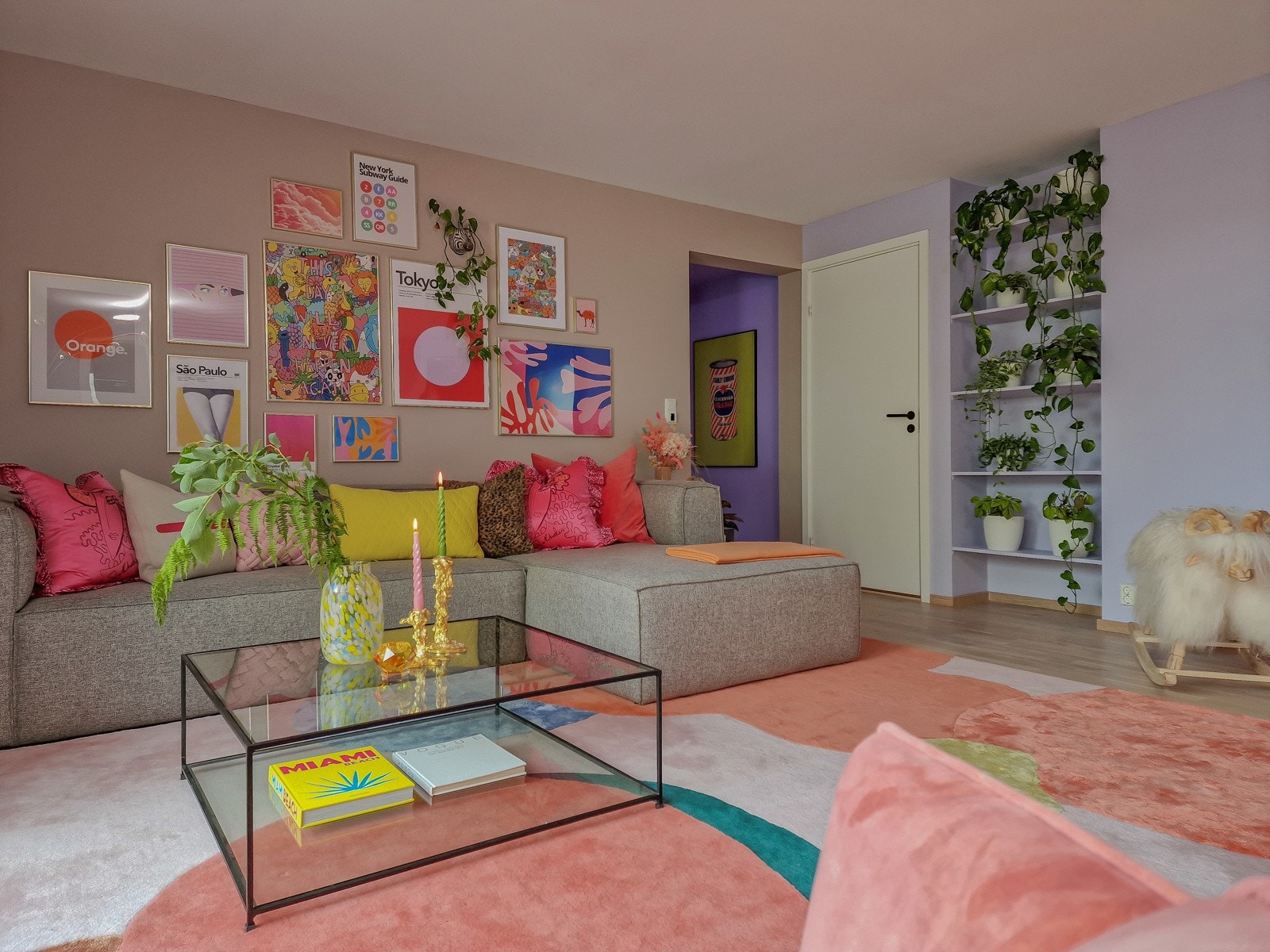 Stor stue i underetasjen med utgang til skjermet uteplass. Galleribilde