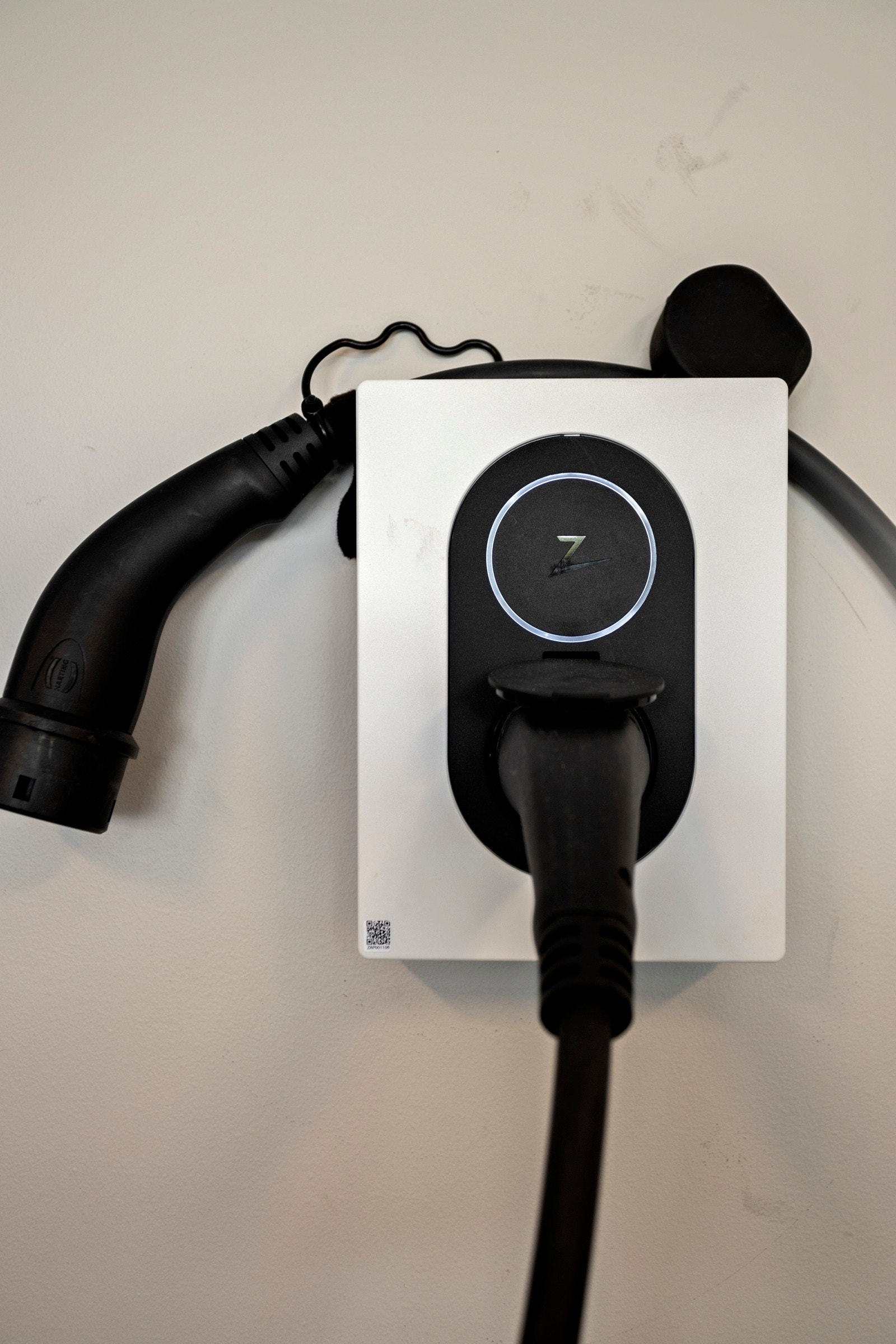 Elbillader i garasjen. Galleribilde