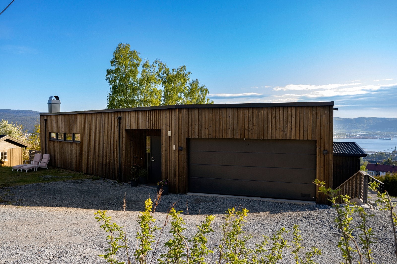 Stor gårdsplass og stor dobbelgarasje. Galleribilde