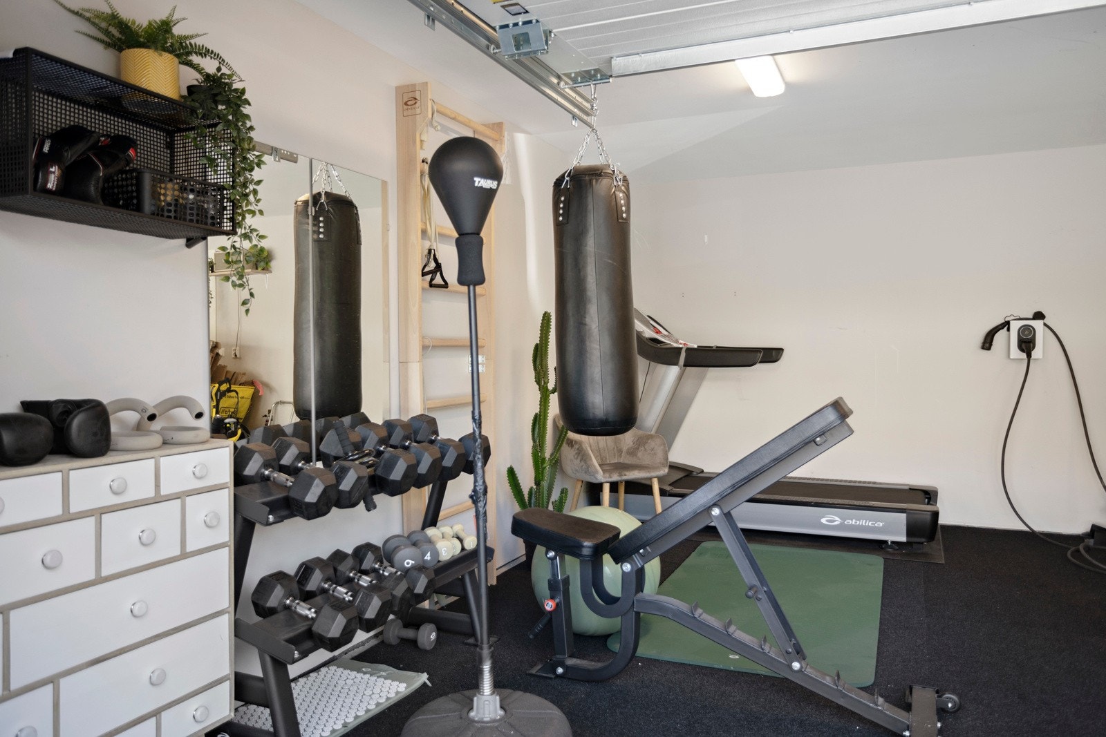Dobbelgarasjen er delevis innredet som treningsrom. Galleribilde