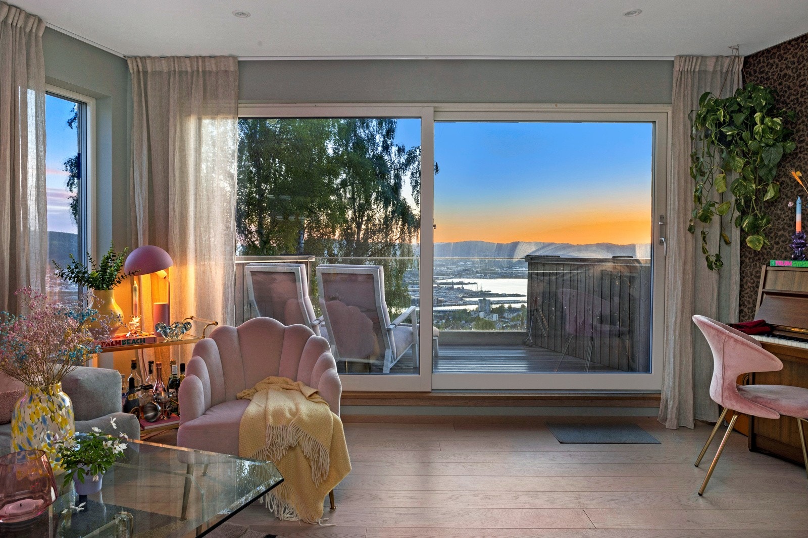 En unik funkisbolig bygget for en praktisk, skjermet og behagelig livsstil. Galleribilde