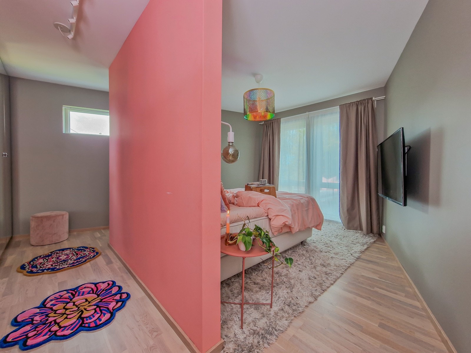 Hovedsoverom med praktisk romdeler som gir følsen av walk in closet. Galleribilde