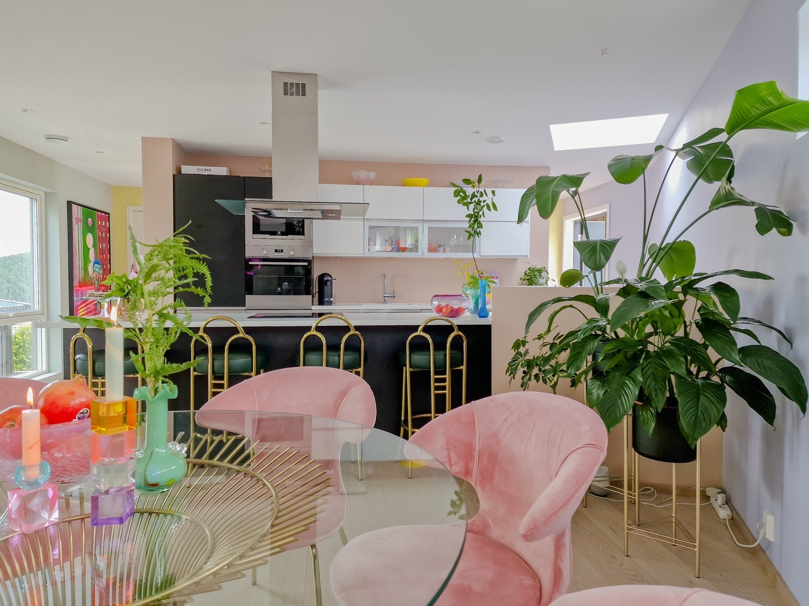 Takvindu i nærheten av kjøkkenet bidrar til godt arbeidslys. Galleribilde