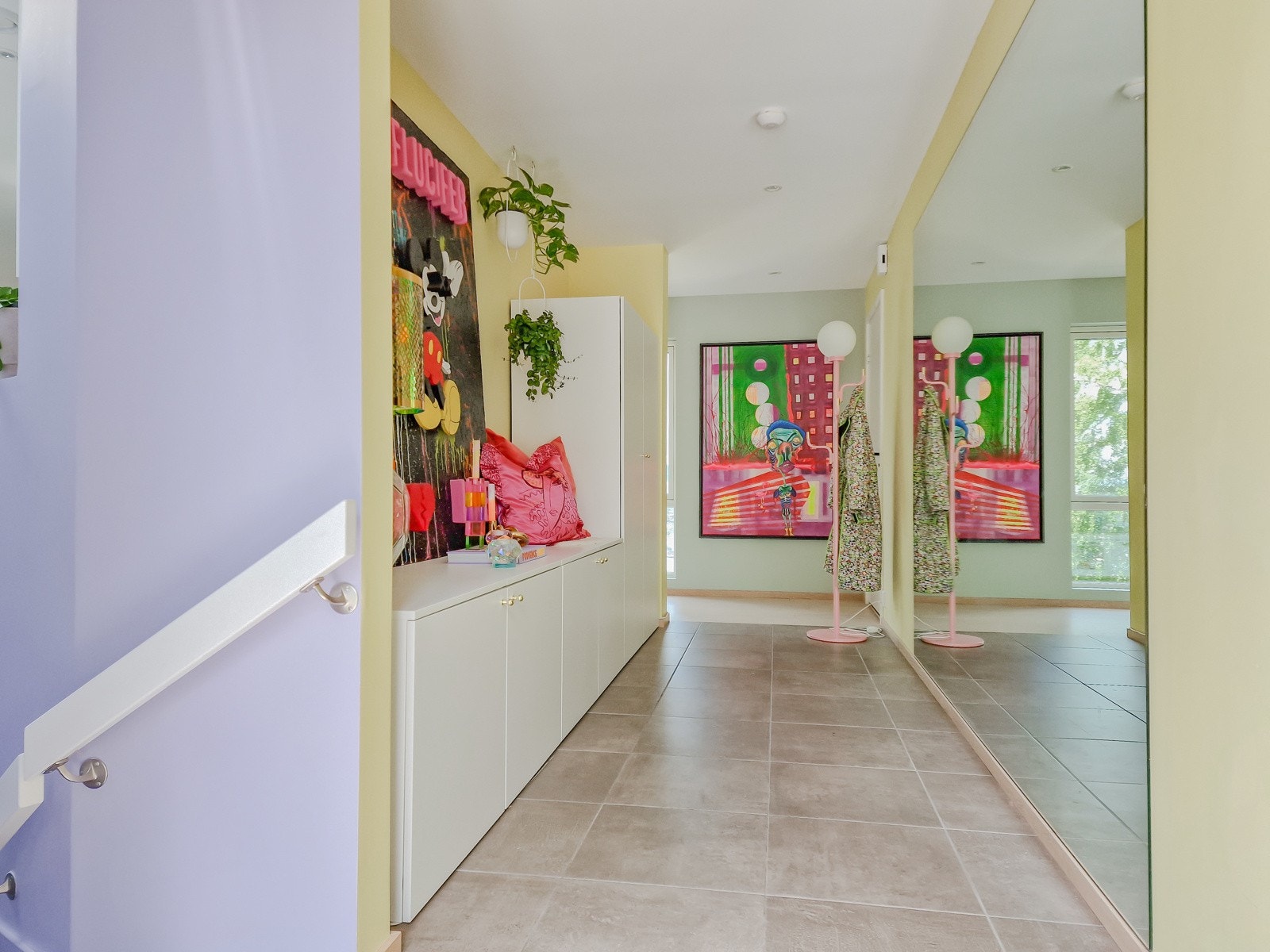 Hall med heldekkende speil på vegg. Galleribilde