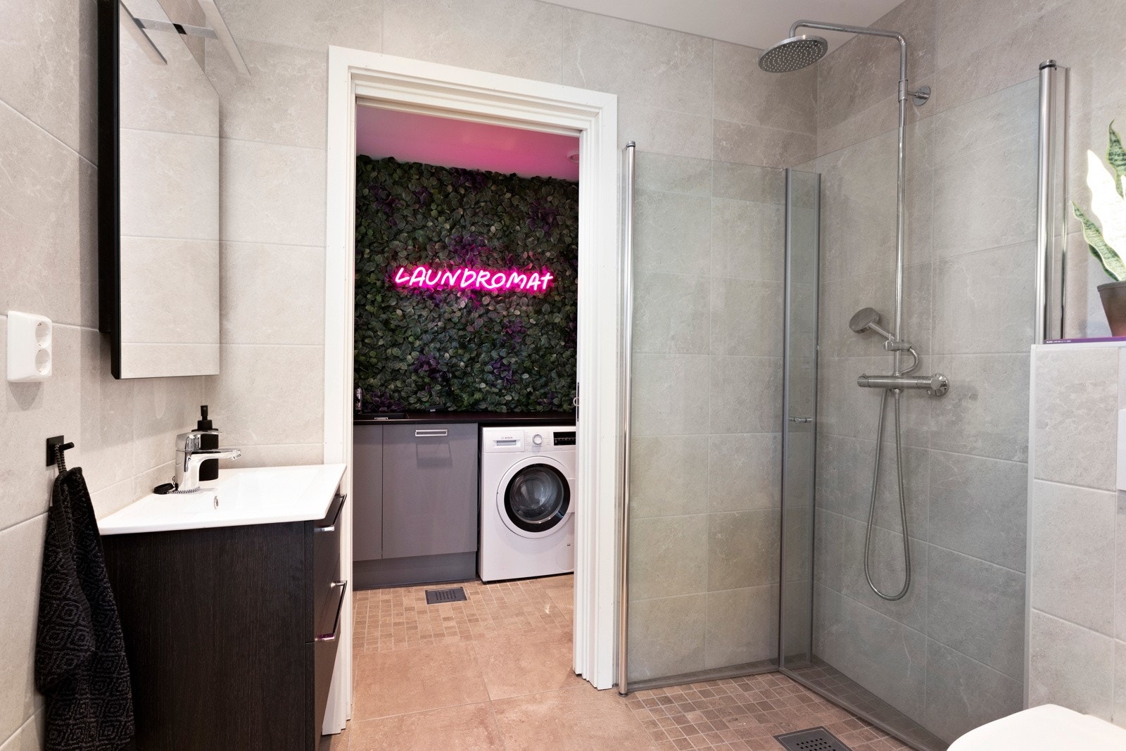 Direkte adgang til vaskerom fra badet. Galleribilde