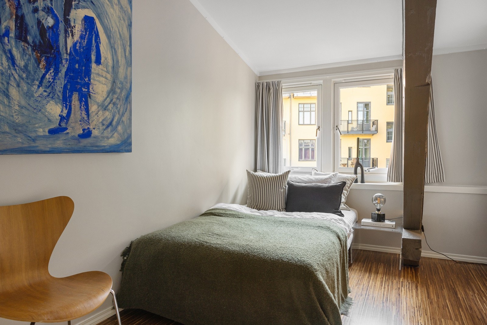Det minste soverommet og hems har teppe på gulv, mens de to andre soverommene har parkett. Galleribilde