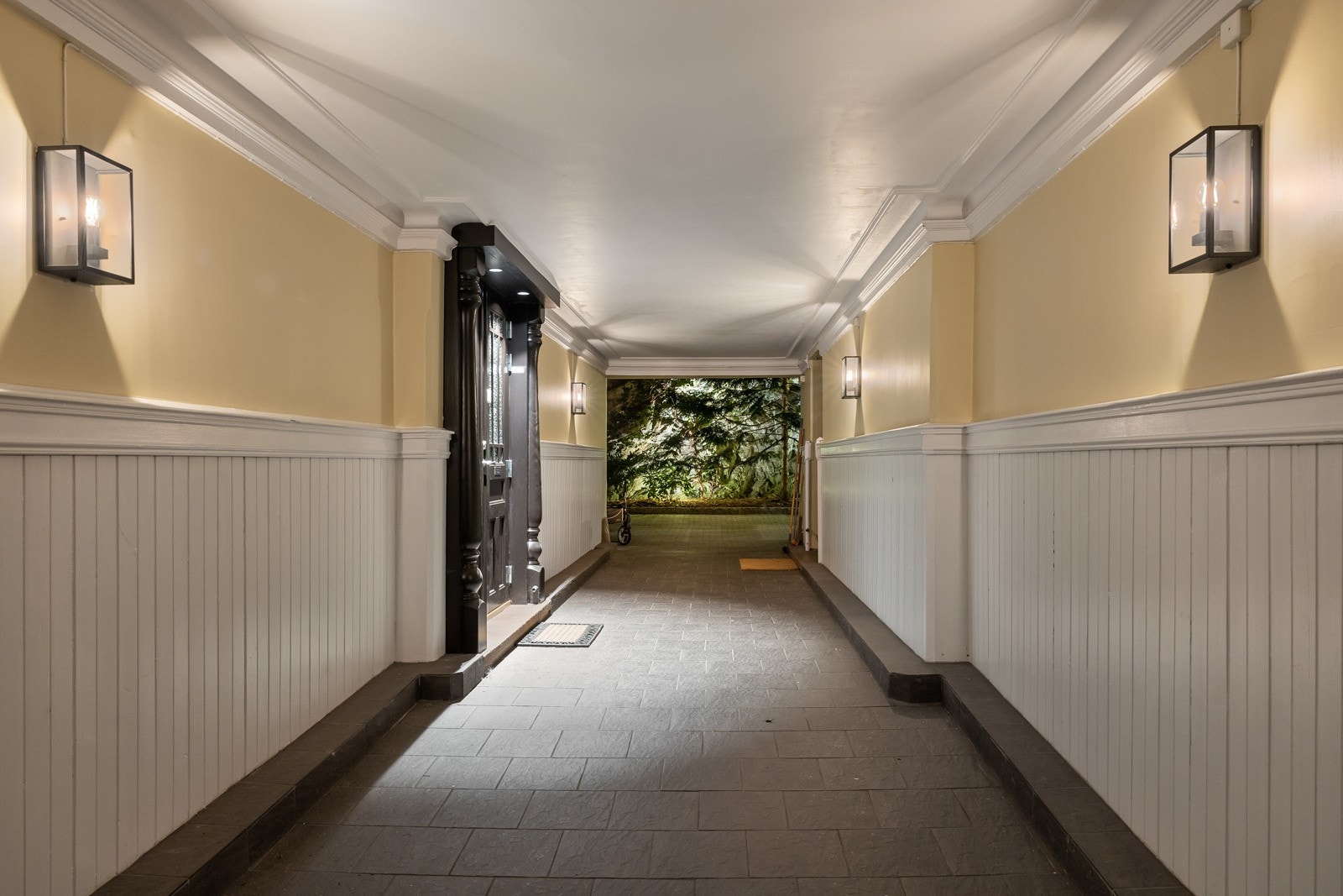 Leiligheten ligger i loftsetasjen av en ærverdig bygård fra 1897. Galleribilde