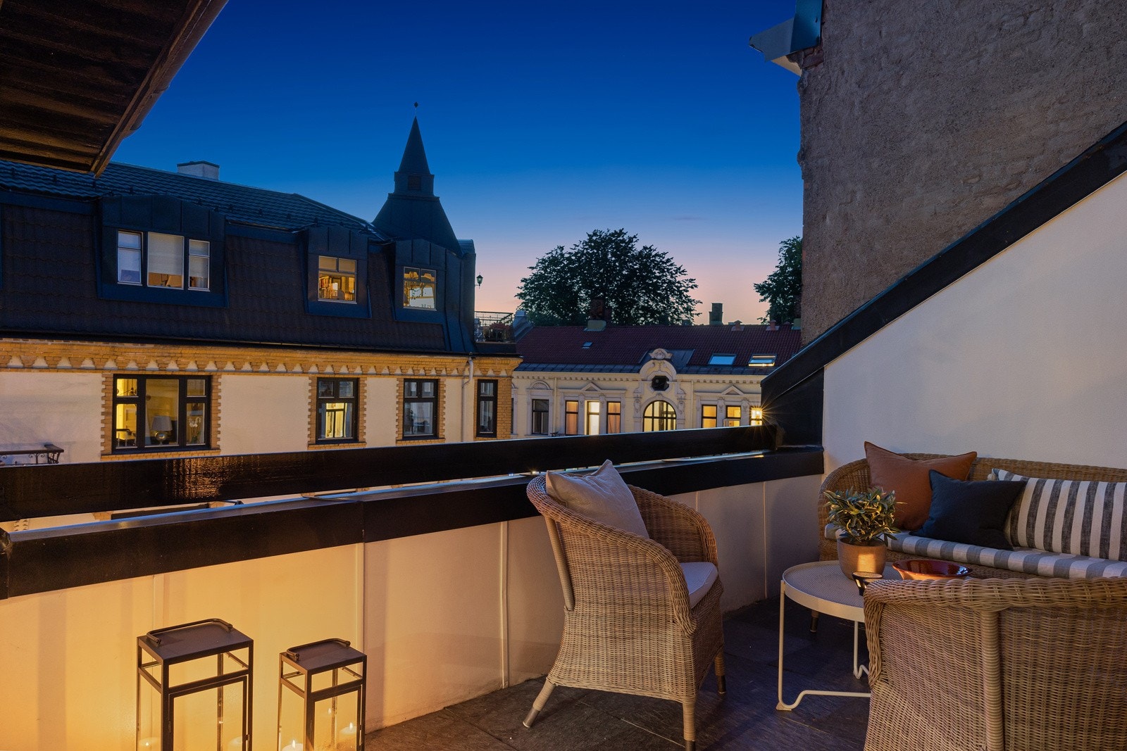 Takterrassen er lun og skjermet med vegg på to sider, markise, utebelysning og terrassevarmer. Galleribilde