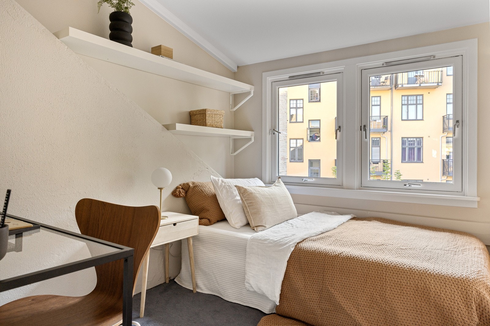 Alle soverommene vender mot stille bakgård. Galleribilde