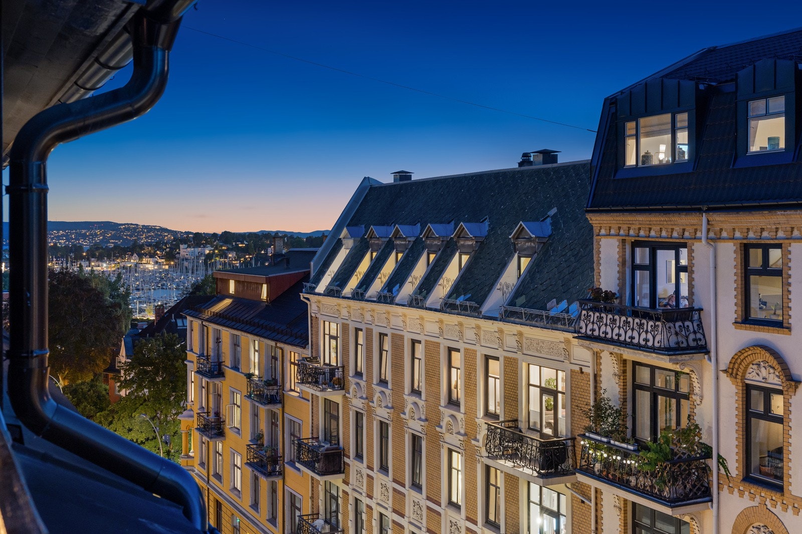 Stor og skjermet takterrasse på ca. 10 kvm som vender mot vest. Galleribilde
