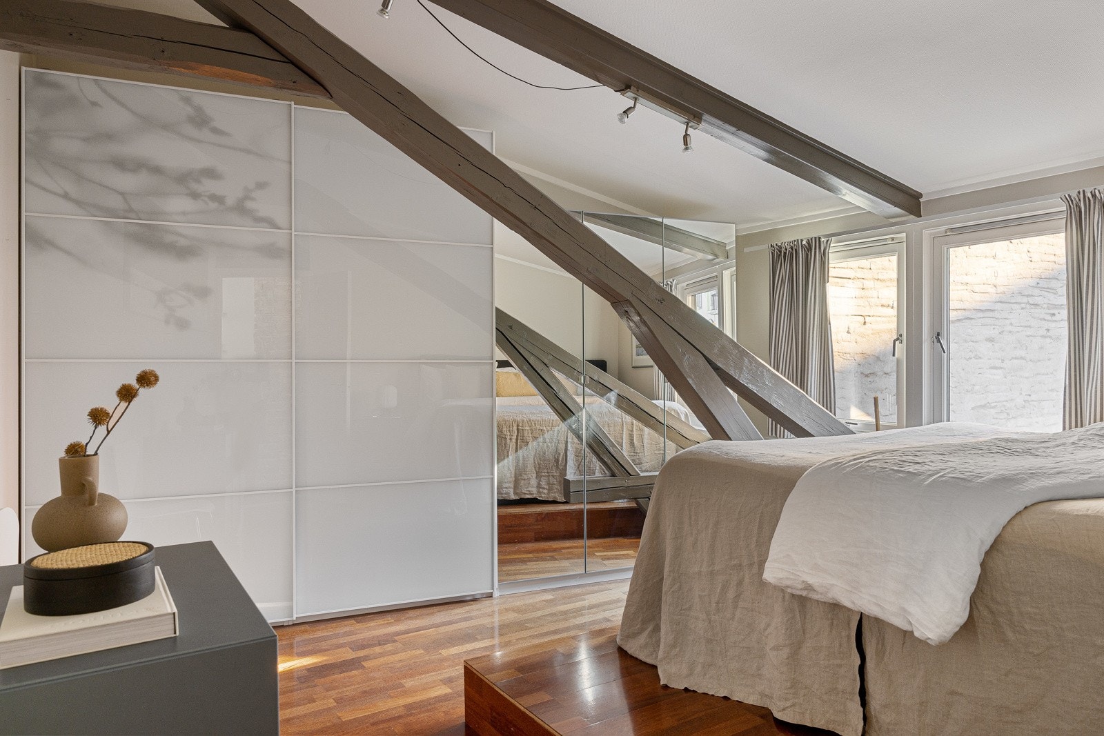 Det er rikelig med garderobeplass i de to største soverommene. Dette soverommet har skyvedørsgarderobe med glassfronter og en speilgarderobe. Galleribilde