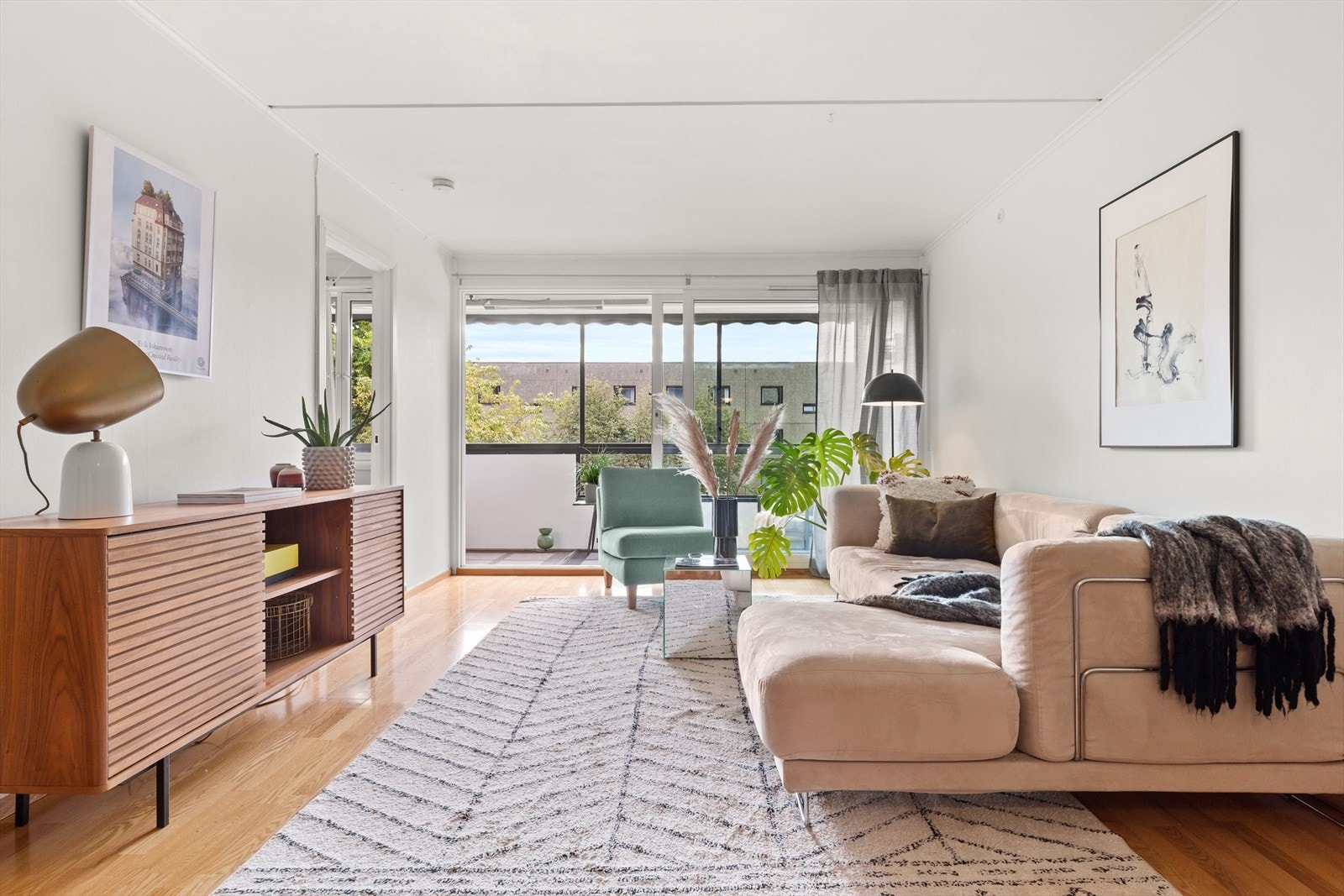 I stuen har man stor skyvedør ut til balkong, noe som bidrar til rikelig med naturlig lysinnslipp. Galleribilde