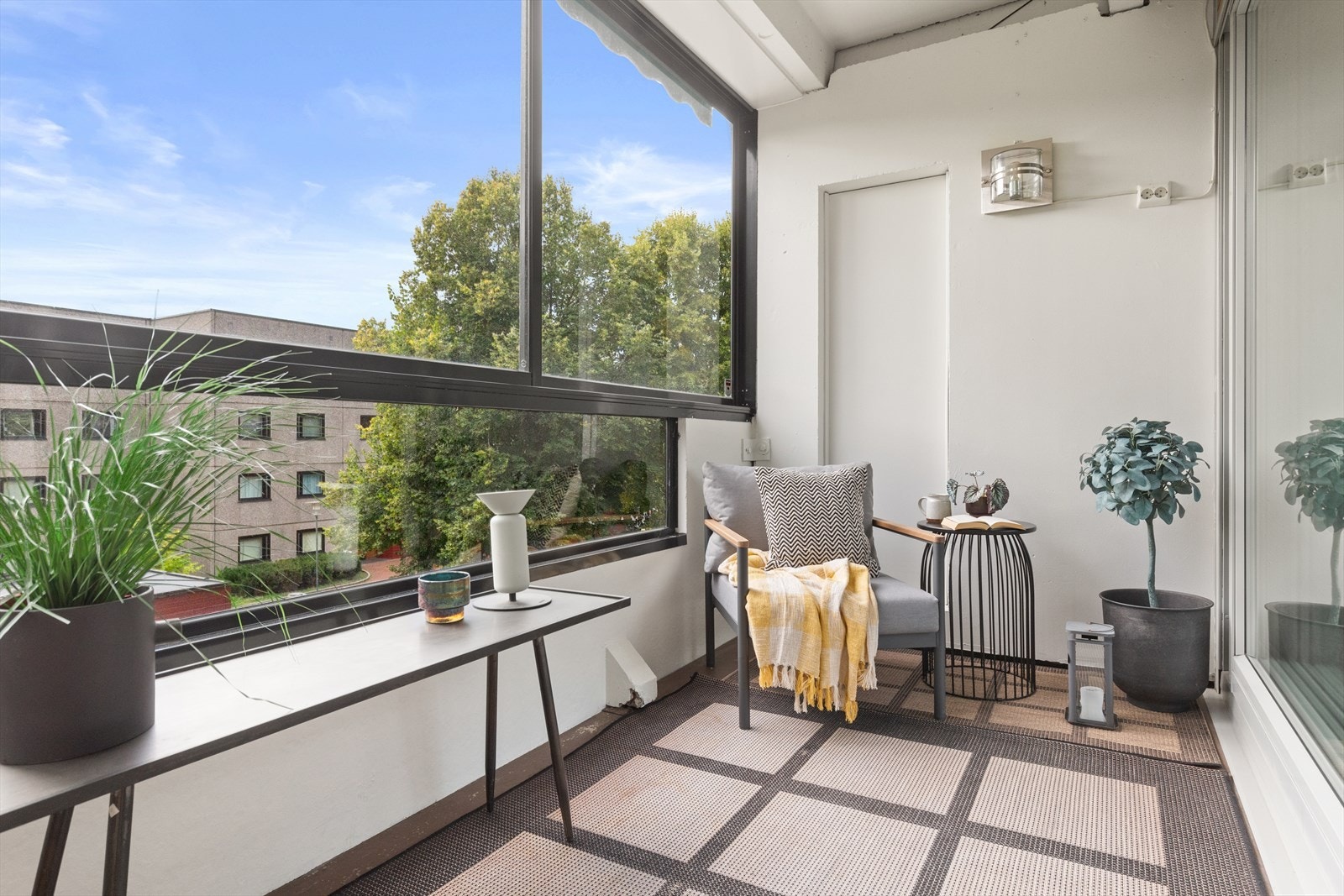 Leiligheten ligger fint til med trappefri adkomst og har en stor innglasset sydvestvendt balkong Galleribilde